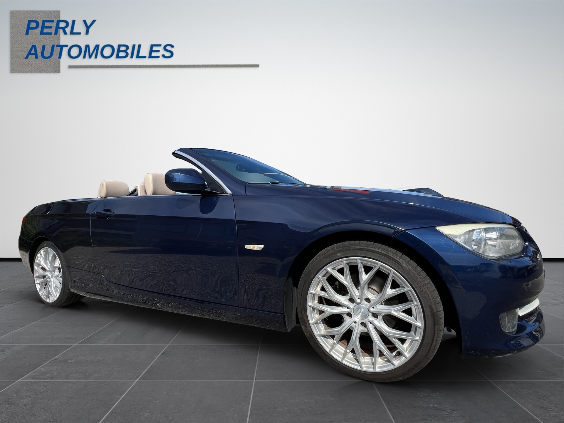 BMW 320i Cabriolet-image-7