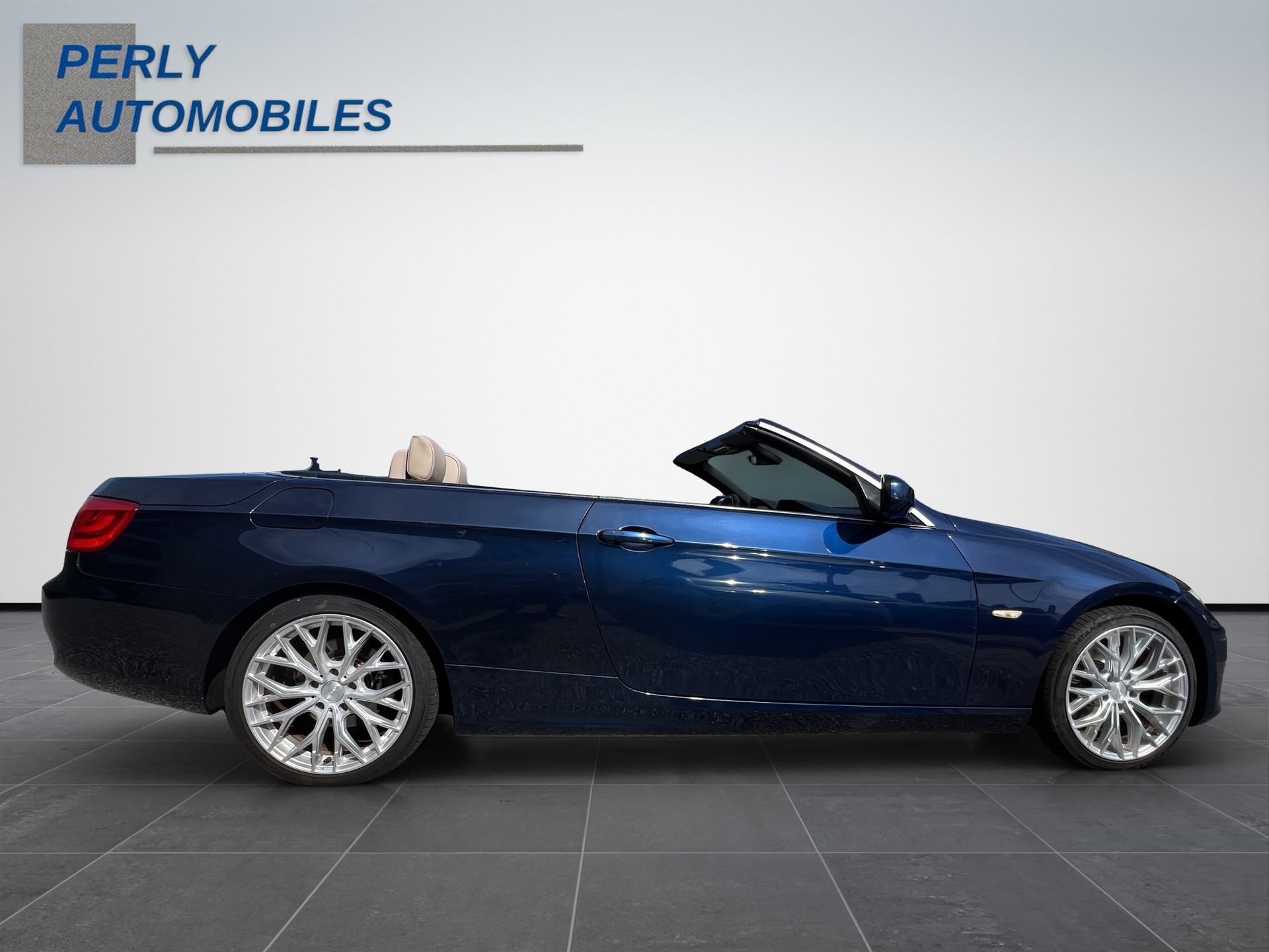 BMW 320i Cabriolet-image-6