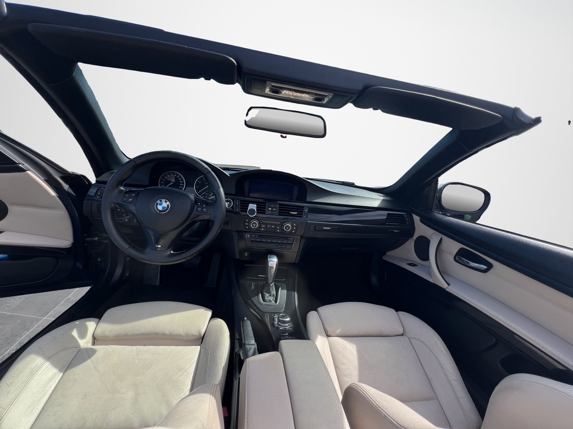 BMW 320i Cabriolet-image-12
