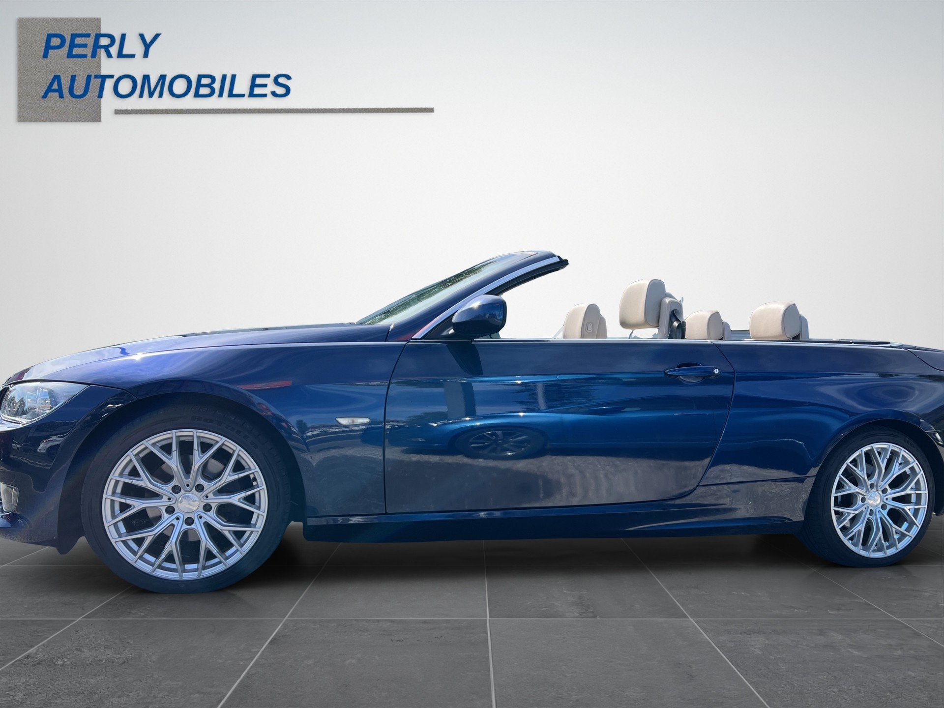 BMW 320i Cabriolet-showroom-element-2