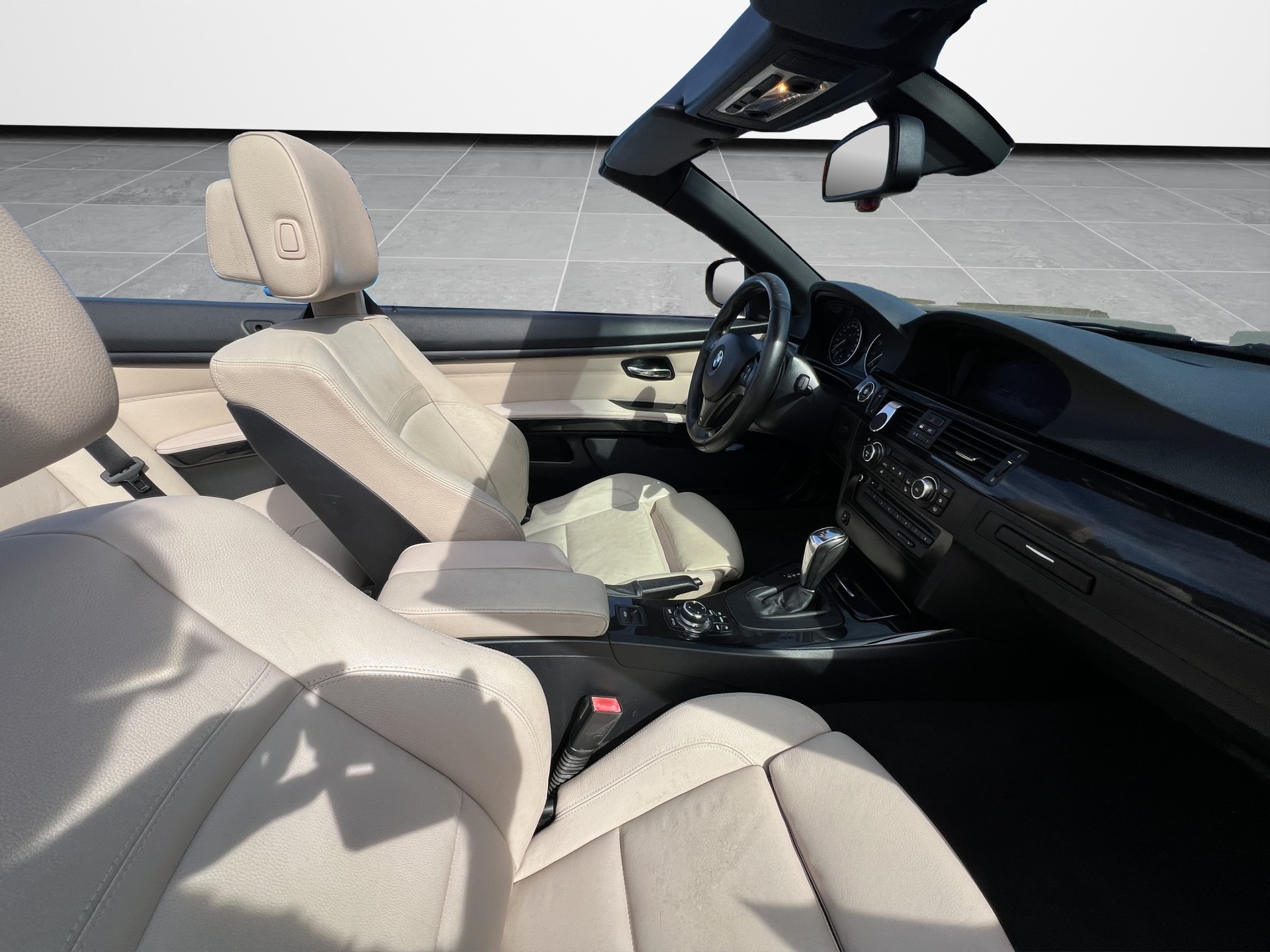 BMW 320i Cabriolet-image-13