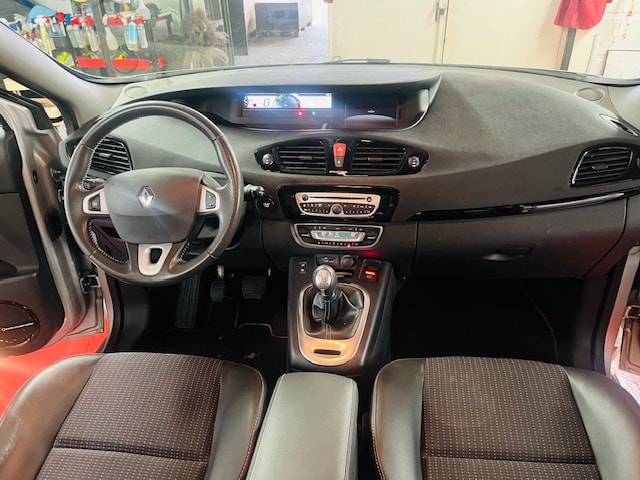 RENAULT Scénic 1.4 16V Turbo Privilège-image-8