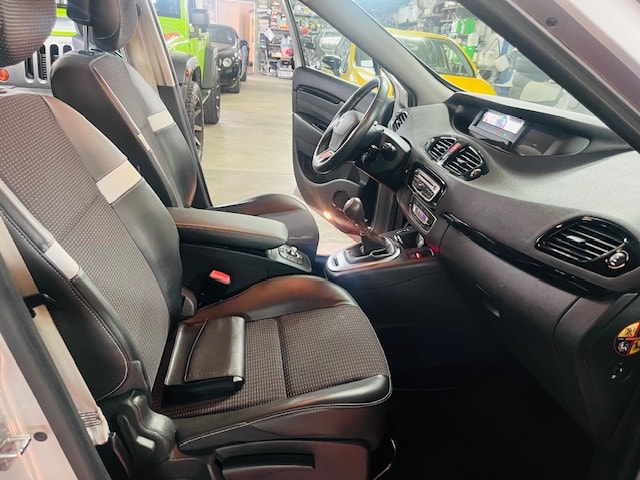 RENAULT Scénic 1.4 16V Turbo Privilège-image-6