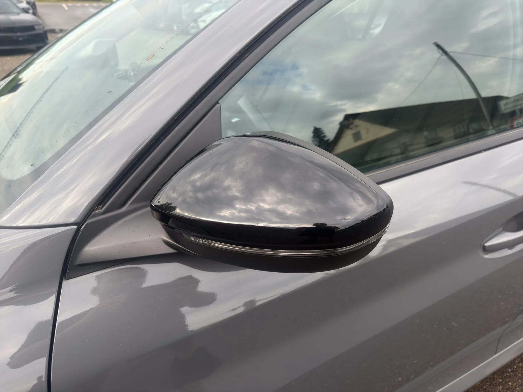 PEUGEOT 208 1.2 Hybrid Allure-image-27