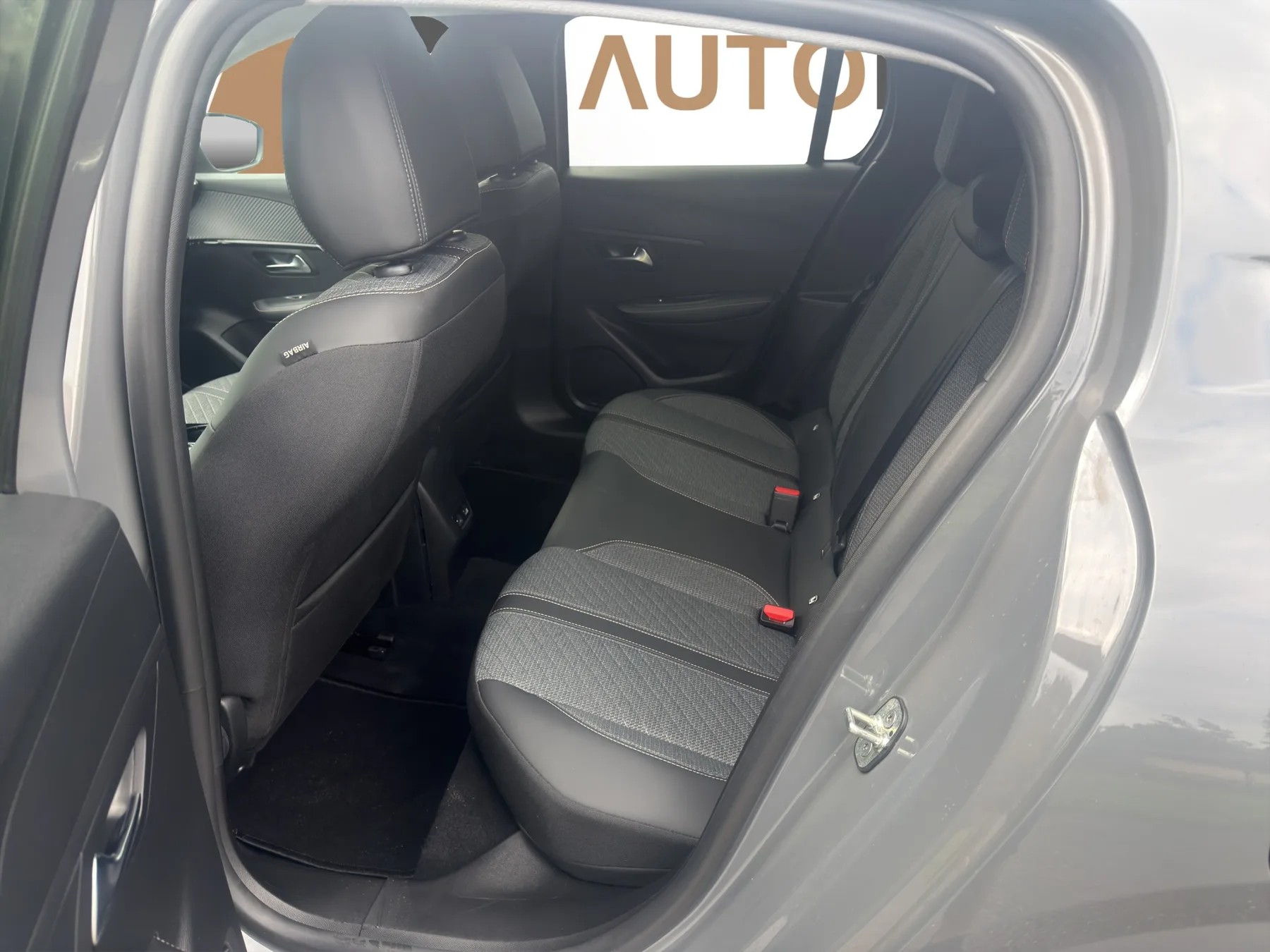 PEUGEOT 208 1.2 Hybrid Allure-image-16