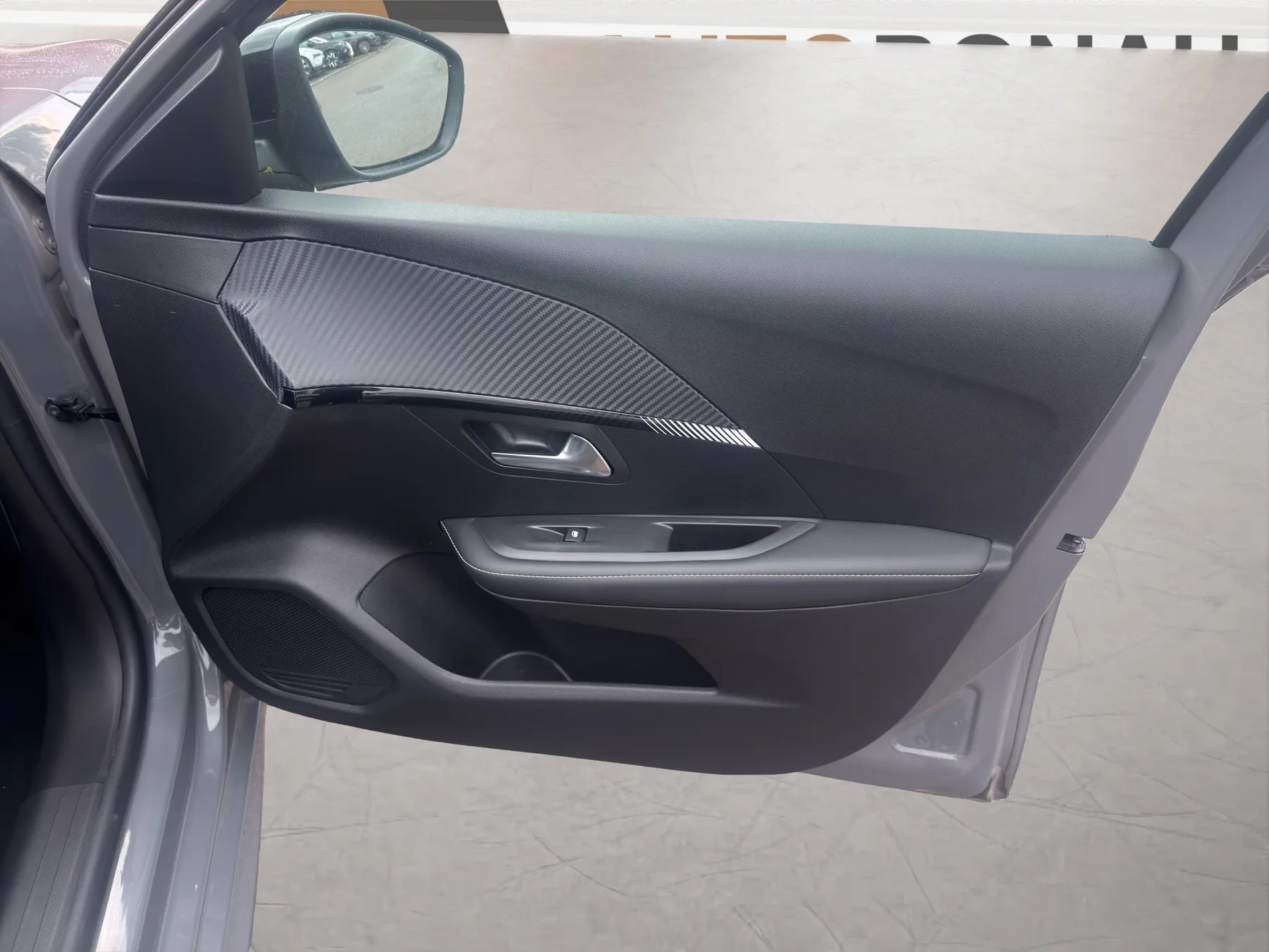 PEUGEOT 208 1.2 Hybrid Allure-image-14