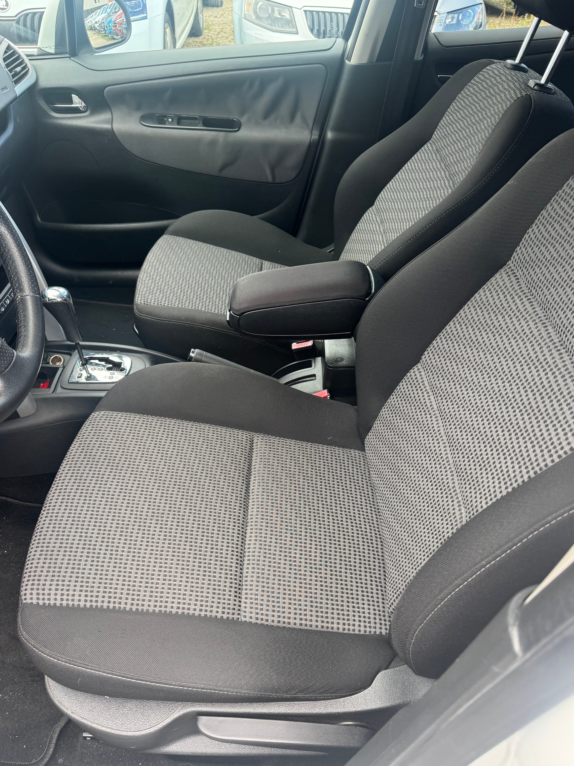 PEUGEOT 207 1.6 16V Lion Edition Automatic-image-3