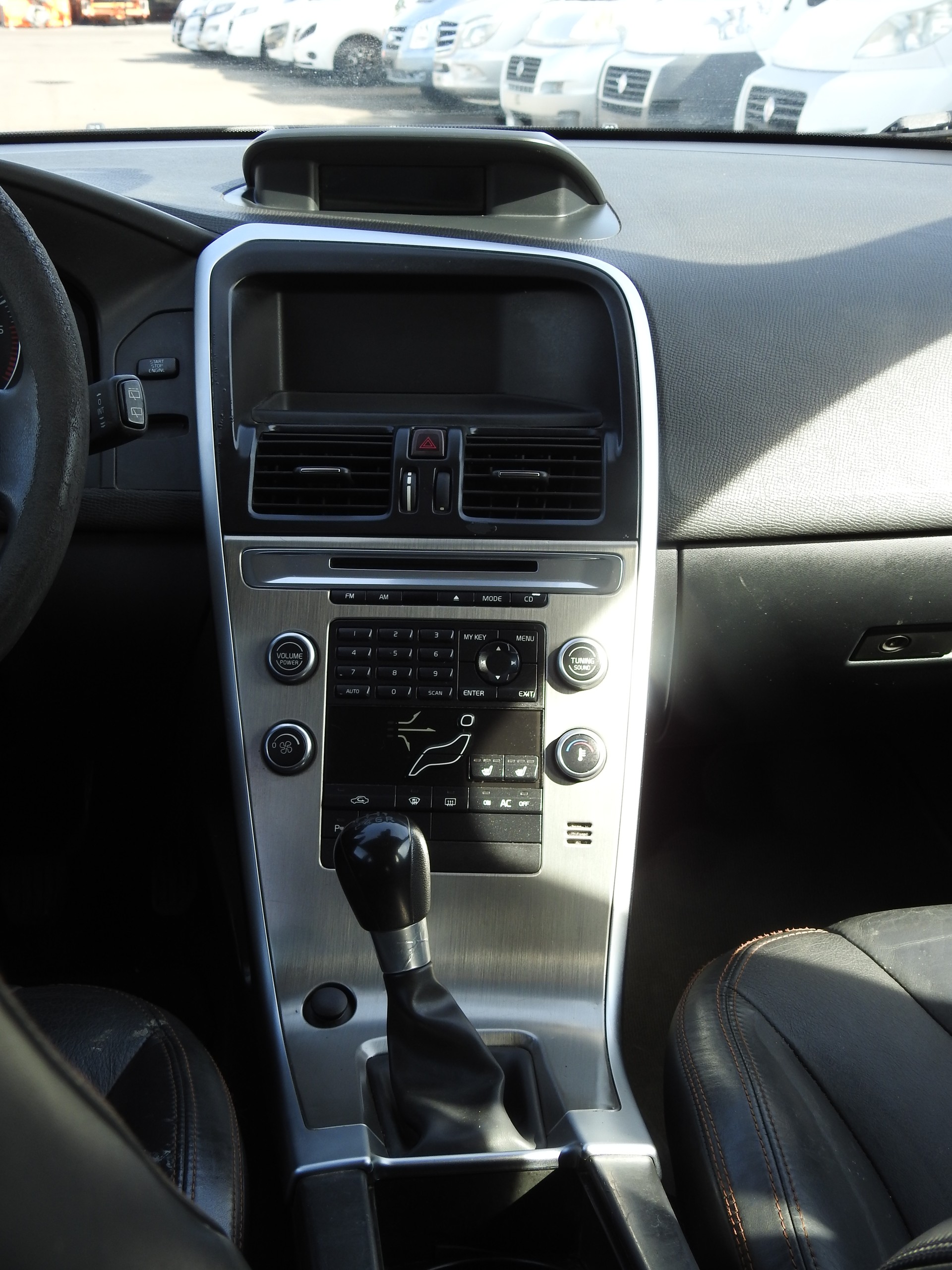 VOLVO XC60 2.4D AWD-image-16