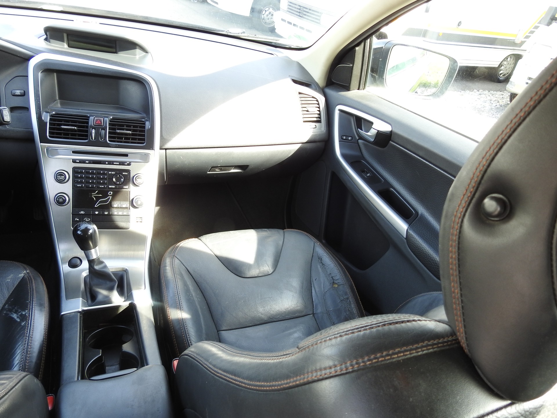 VOLVO XC60 2.4D AWD-image-17