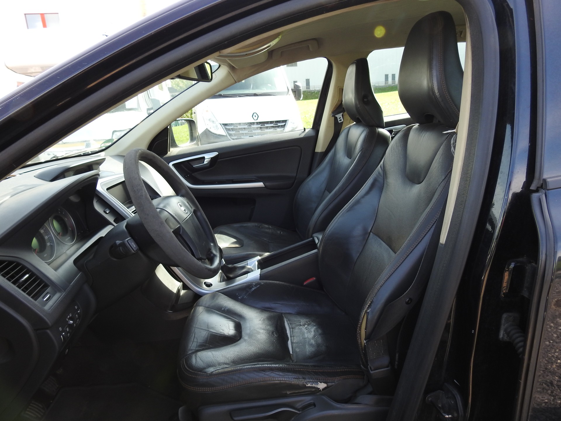 VOLVO XC60 2.4D AWD-image-12