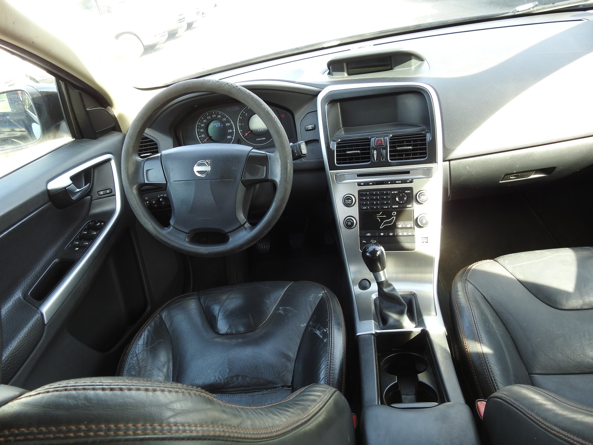VOLVO XC60 2.4D AWD-image-18
