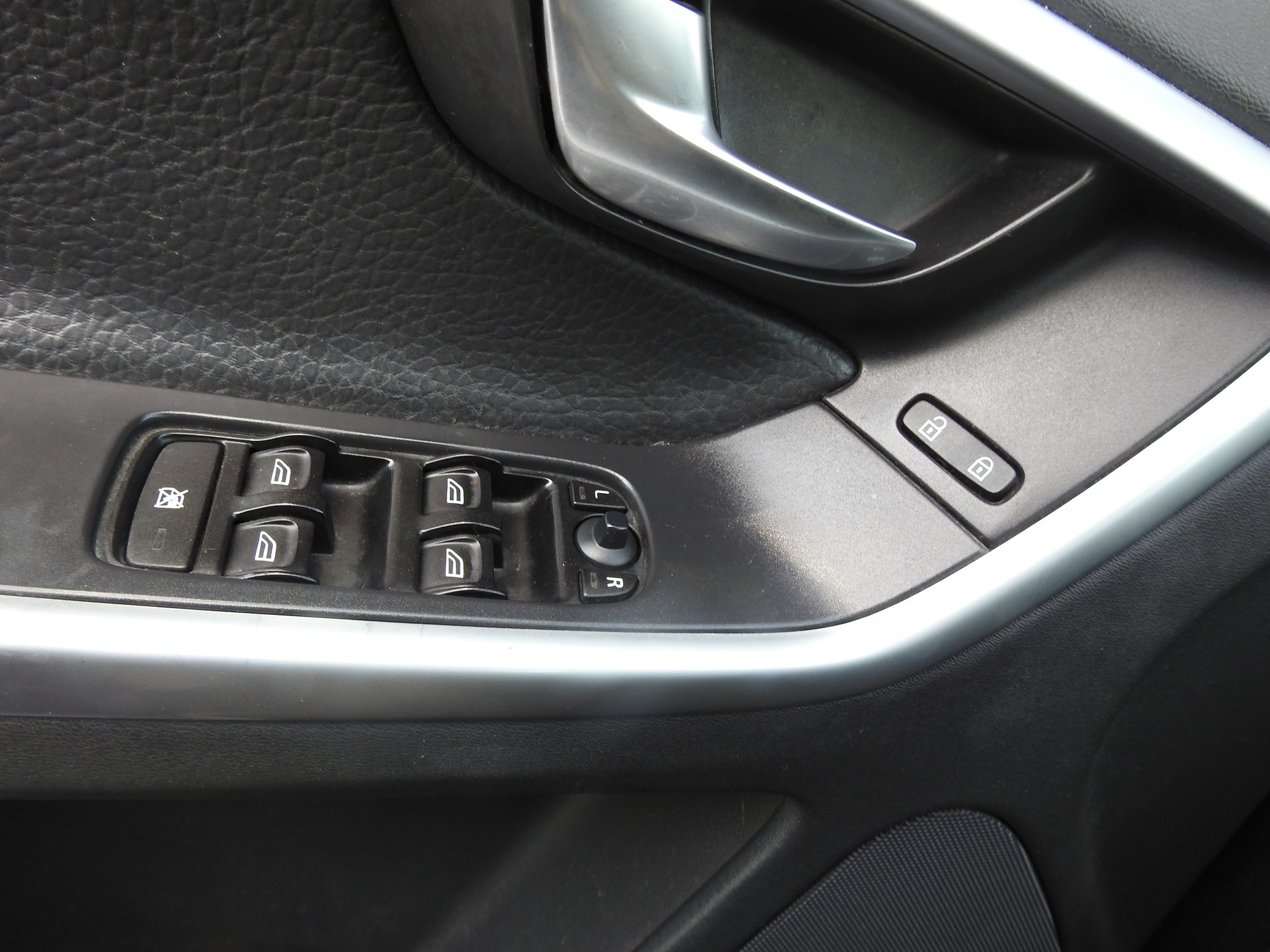 VOLVO XC60 2.4D AWD-image-22