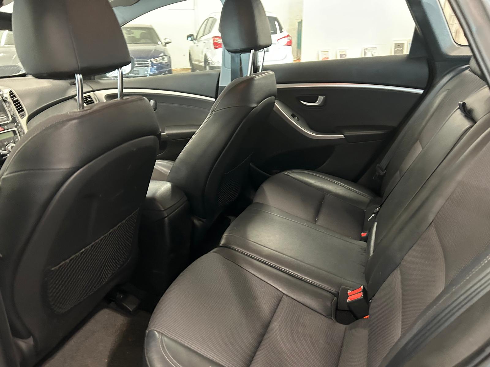 HYUNDAI i30 Wagon 1.6 CRDi Premium-image-9