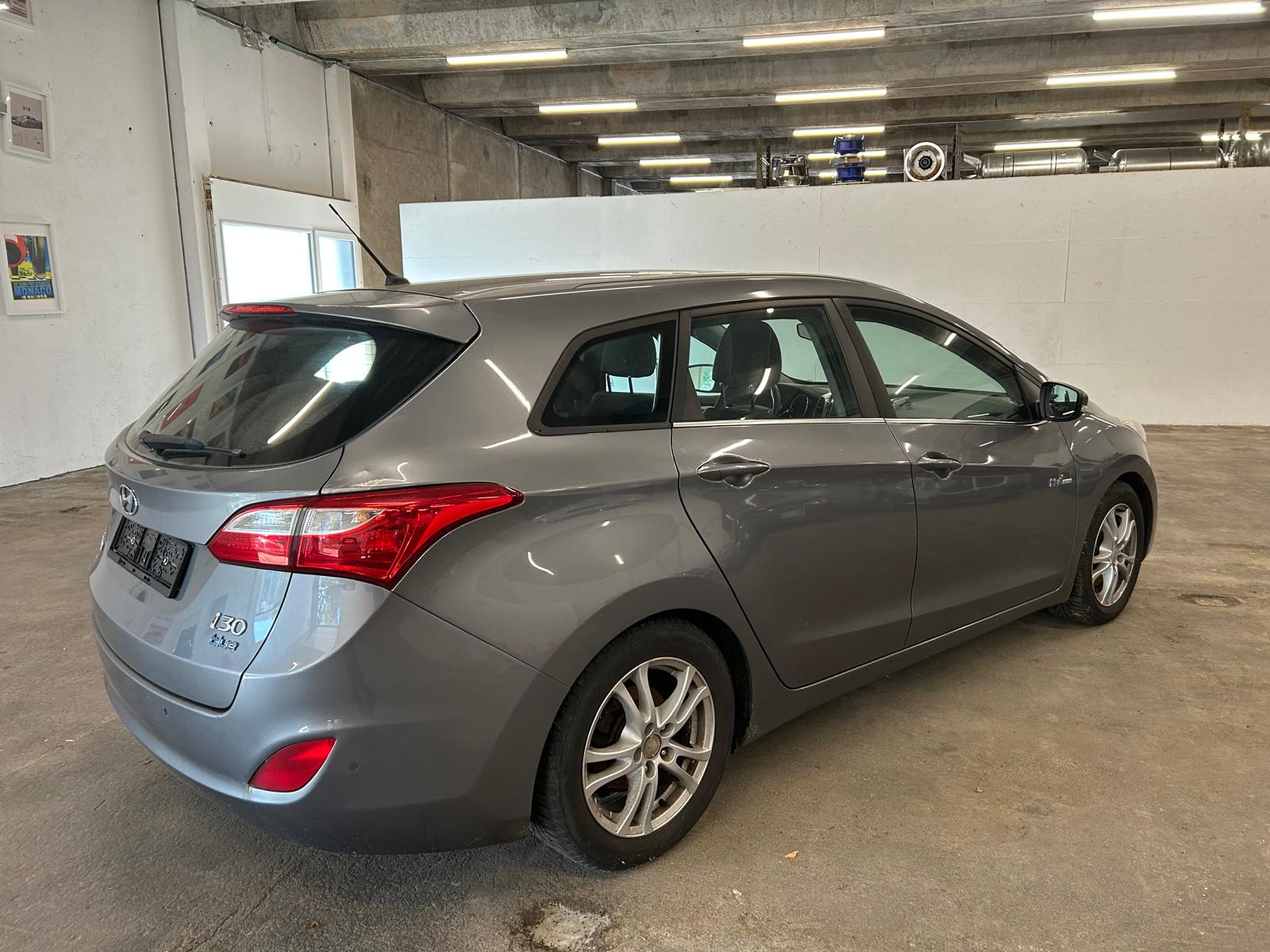 HYUNDAI i30 Wagon 1.6 CRDi Premium-image-3