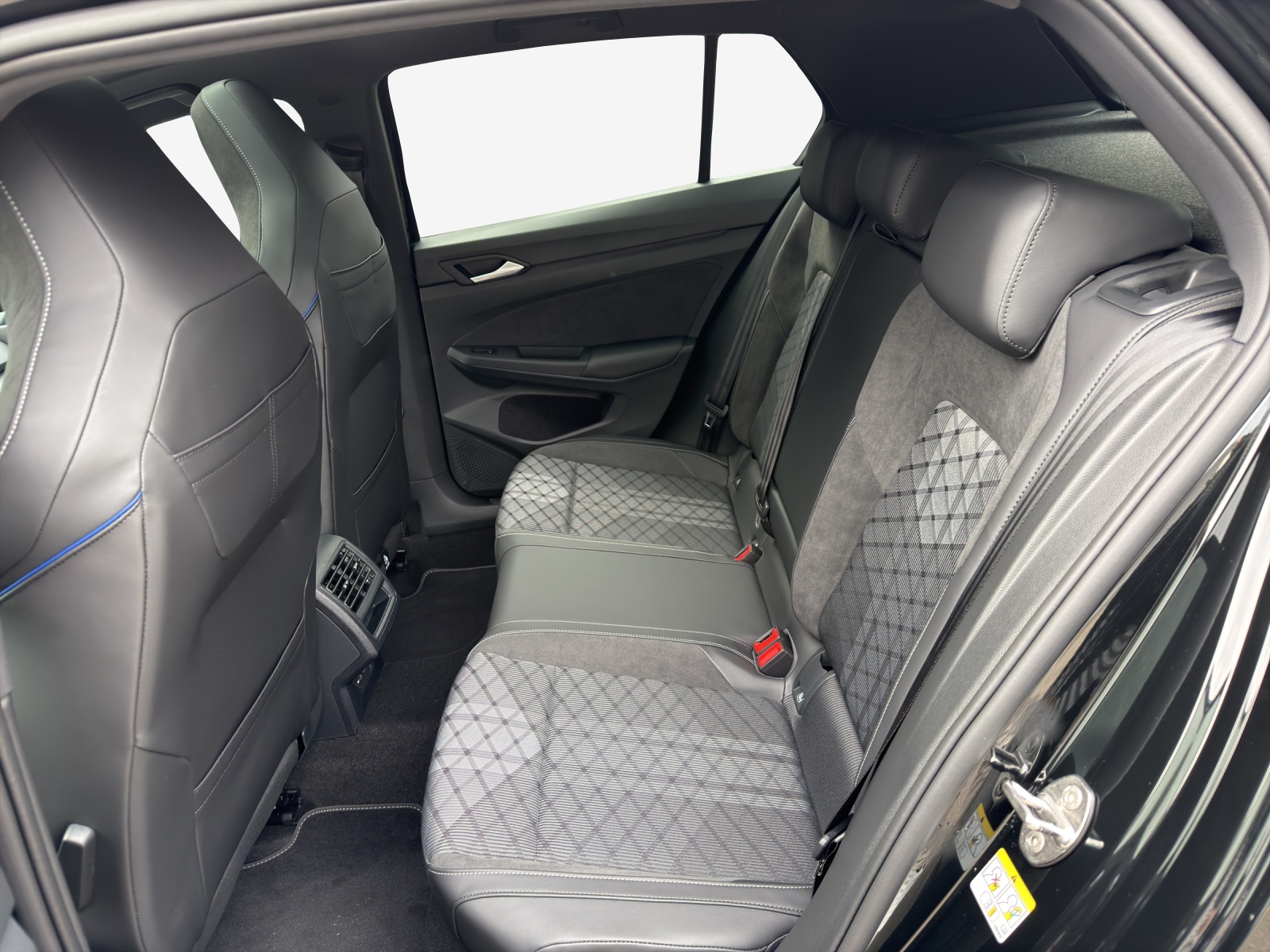 VW Golf 1.5 e TSI mHEV R-Line DSG-image-11