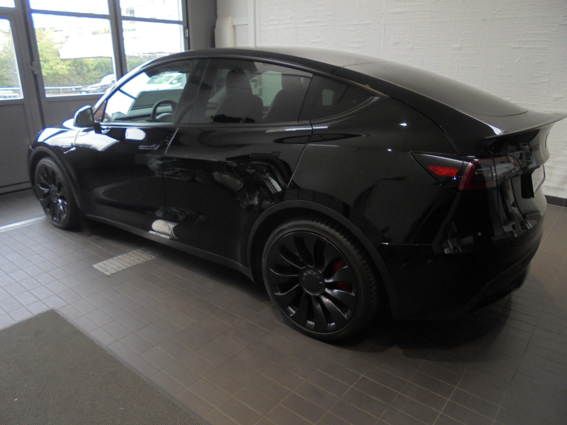 TESLA Model Y Performance D-image-2