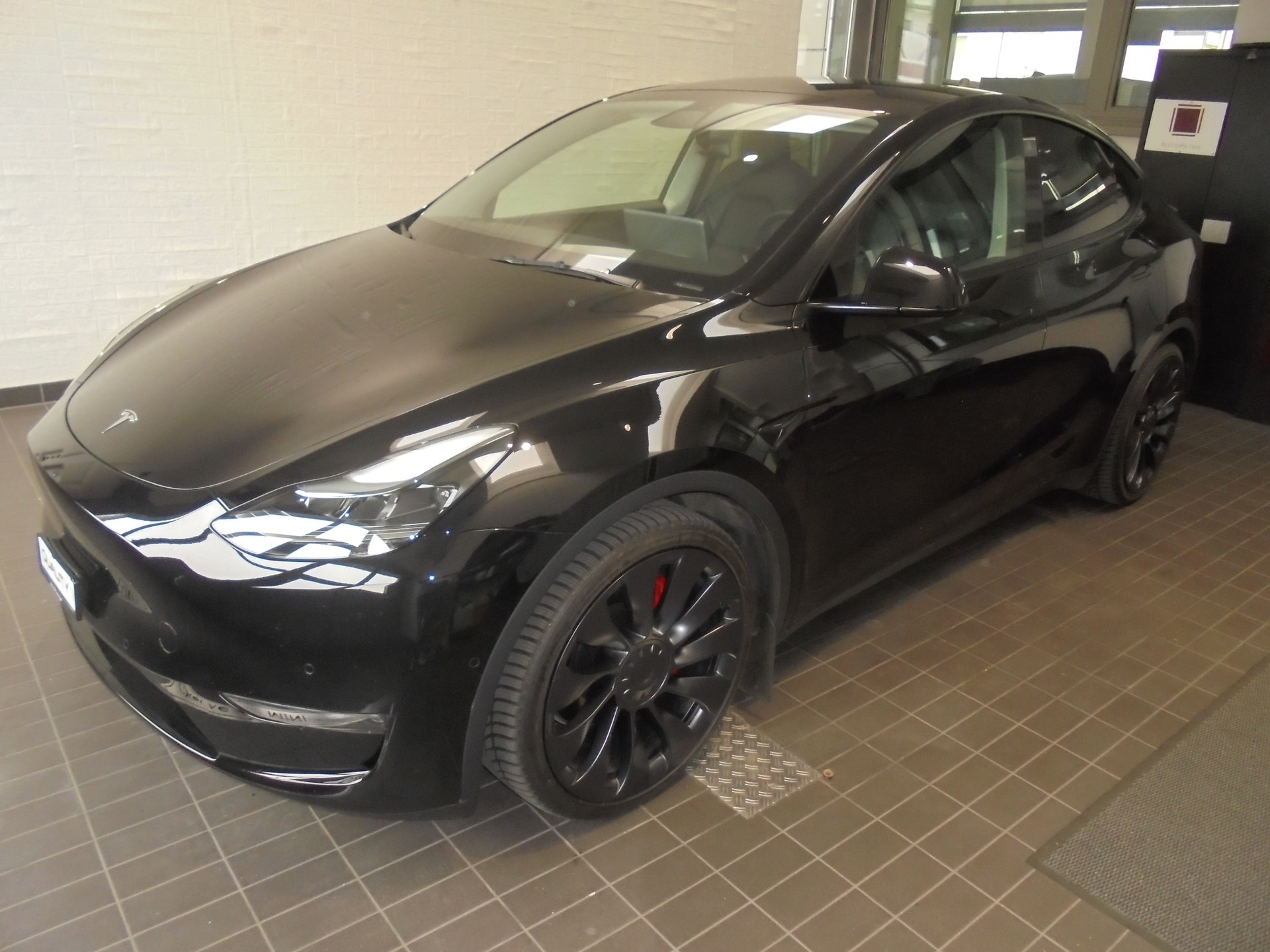 TESLA Model Y Performance D-image-0