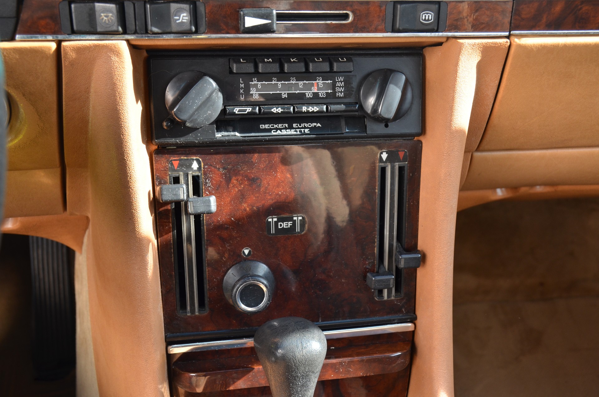MERCEDES-BENZ SLC 350-image-21