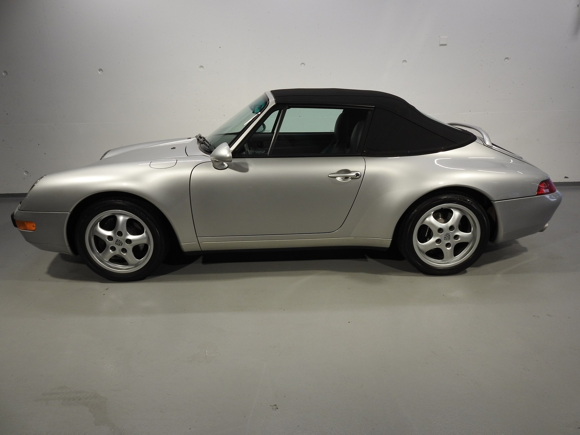 PORSCHE 911 Carrera Cabriolet-image-11