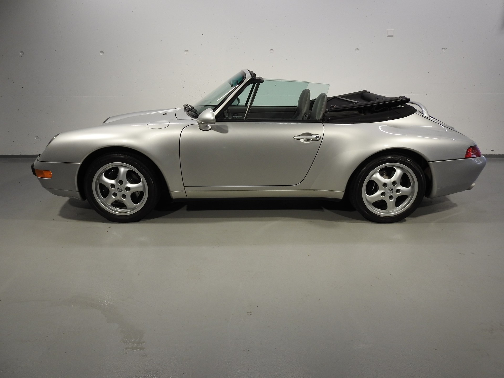 PORSCHE 911 Carrera Cabriolet-image-2