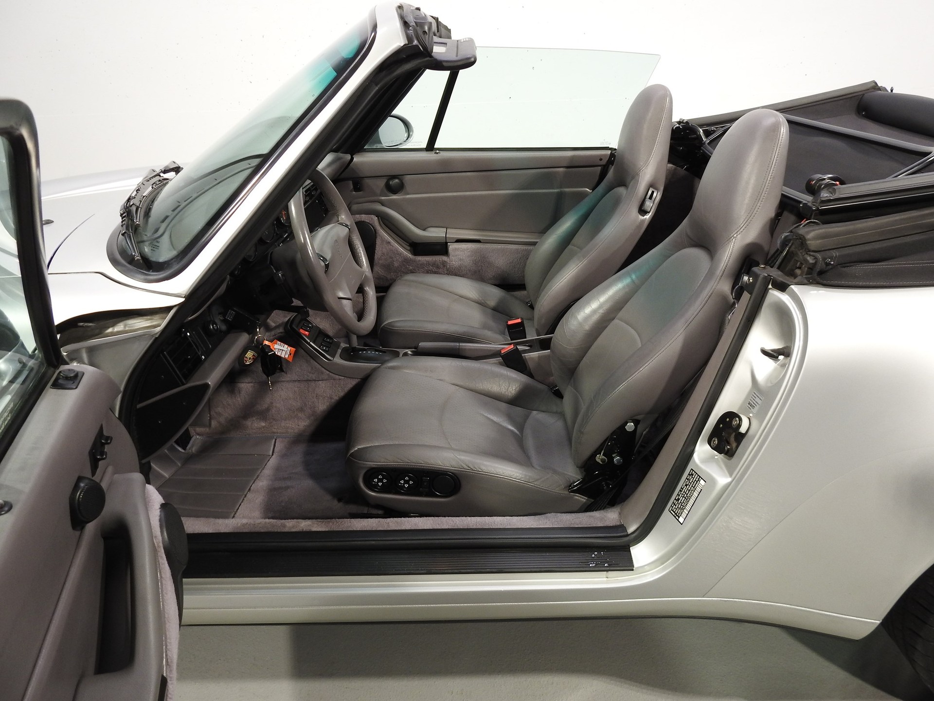 PORSCHE 911 Carrera Cabriolet-image-8