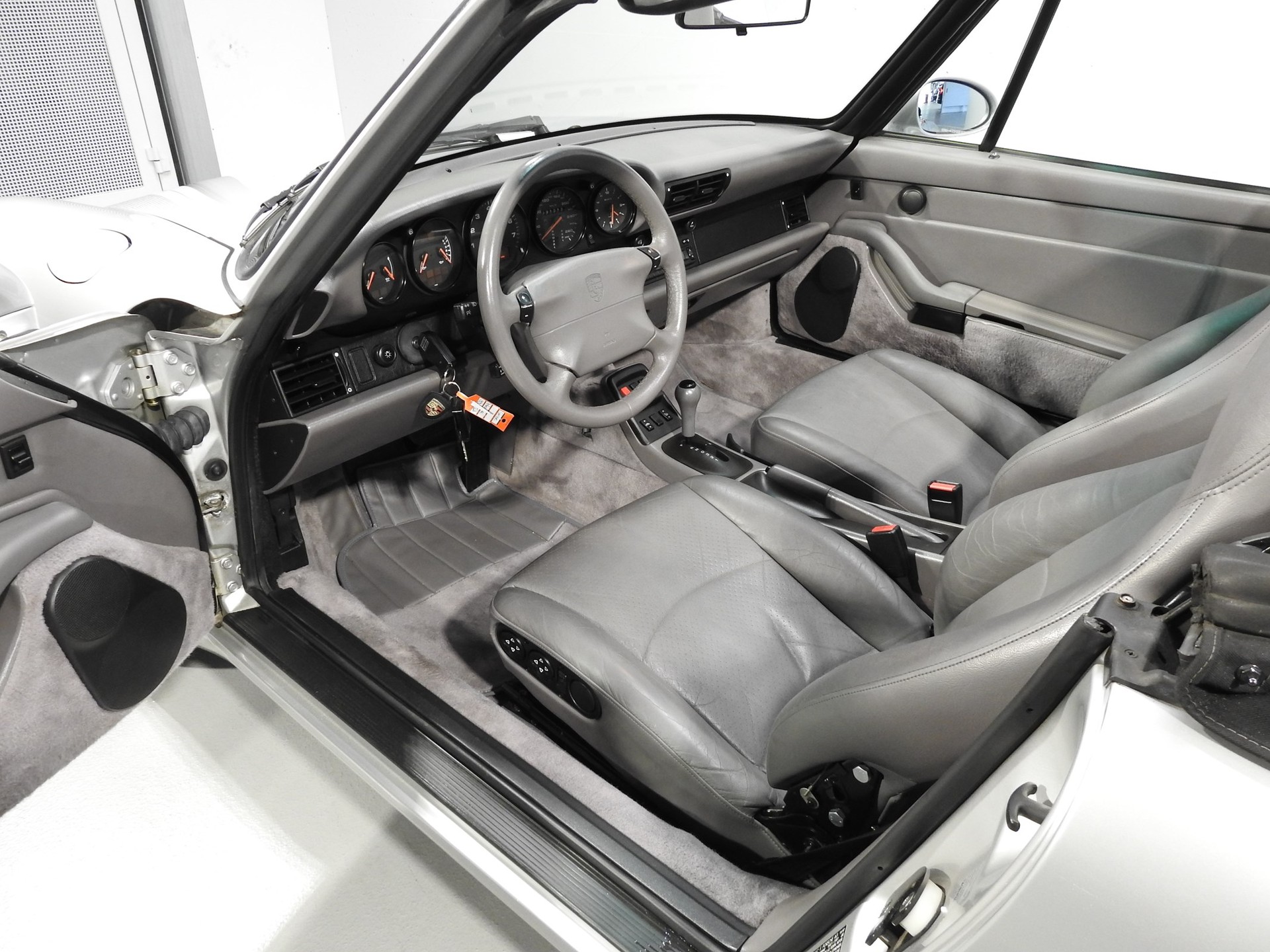 PORSCHE 911 Carrera Cabriolet-image-7