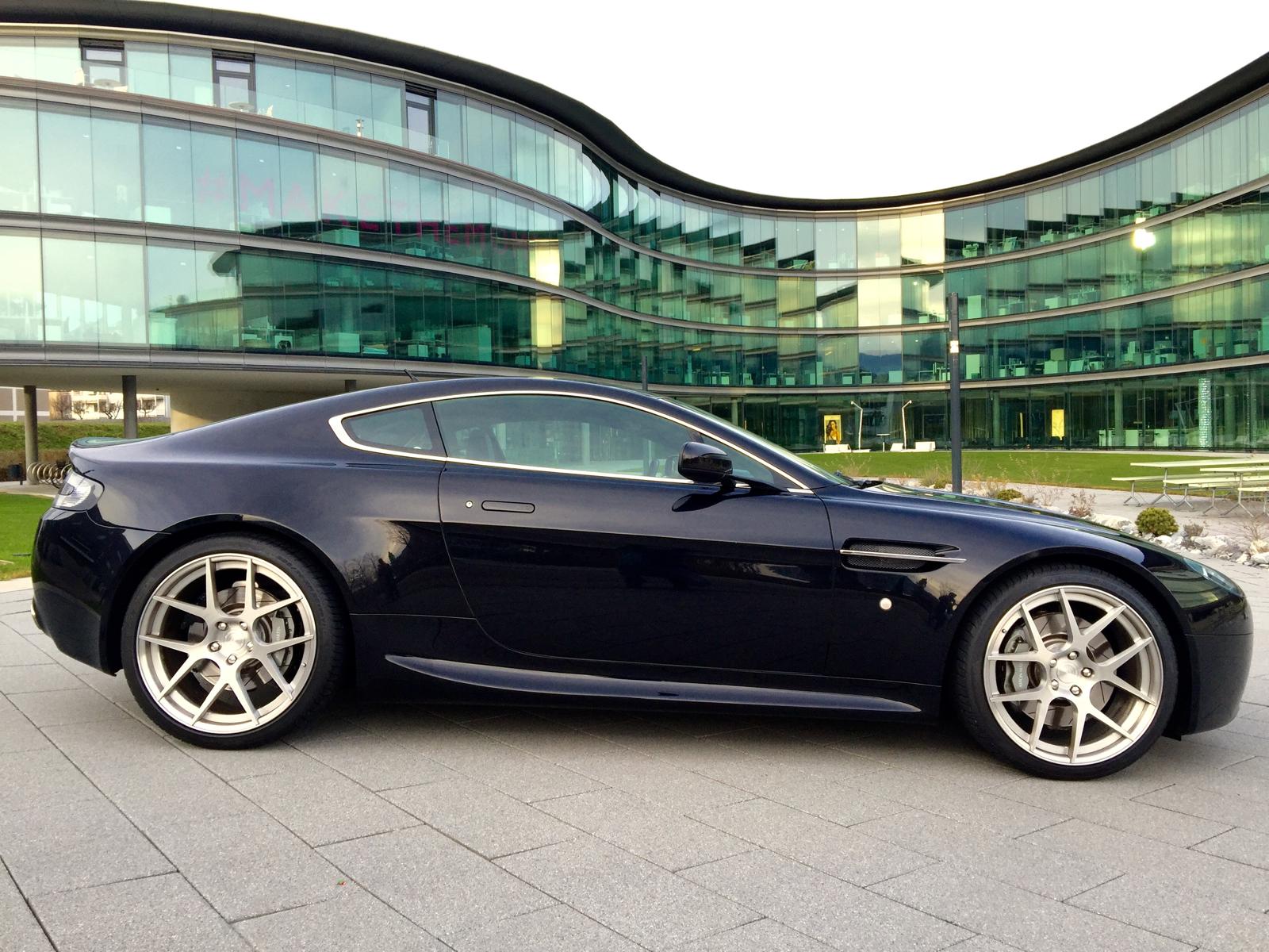 ASTON MARTIN V8 Vantage 4.3-image-3