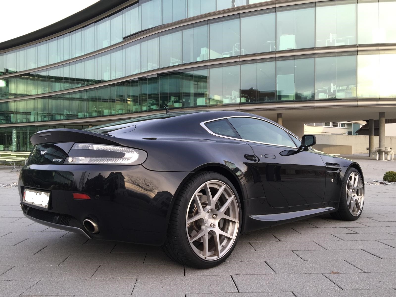 ASTON MARTIN V8 Vantage 4.3-image-2
