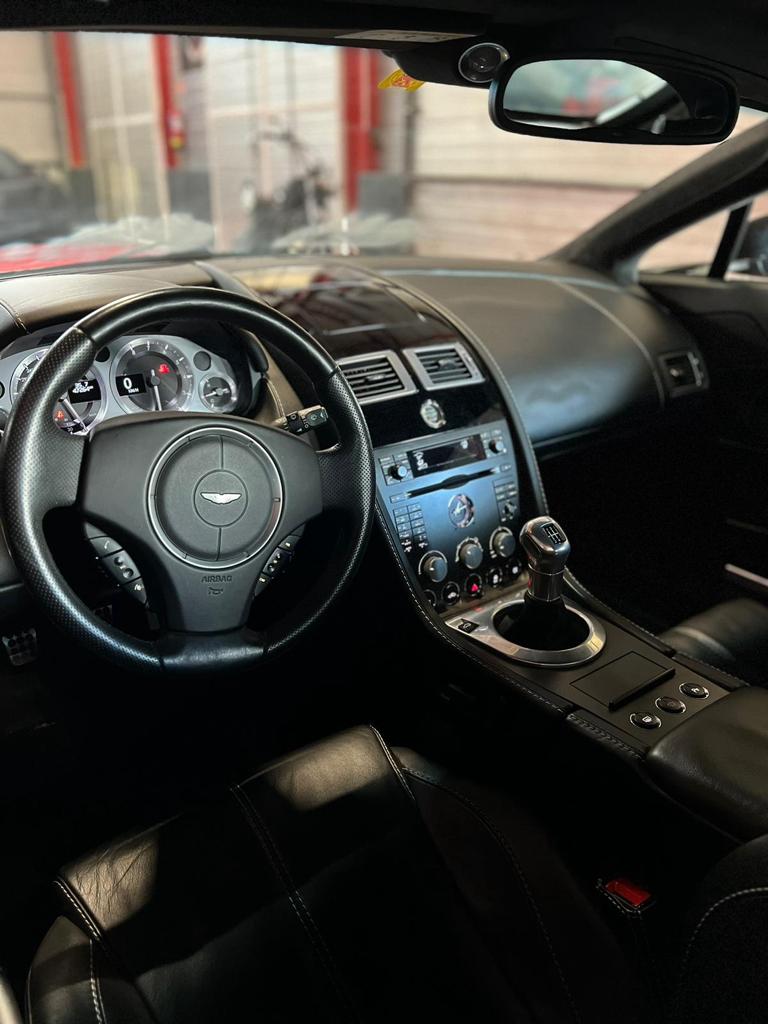 ASTON MARTIN V8 Vantage 4.3-image-4