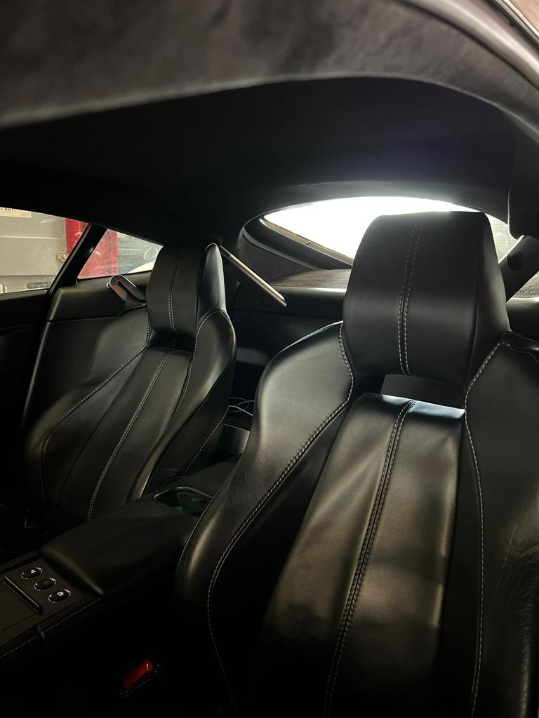 ASTON MARTIN V8 Vantage 4.3-image-5
