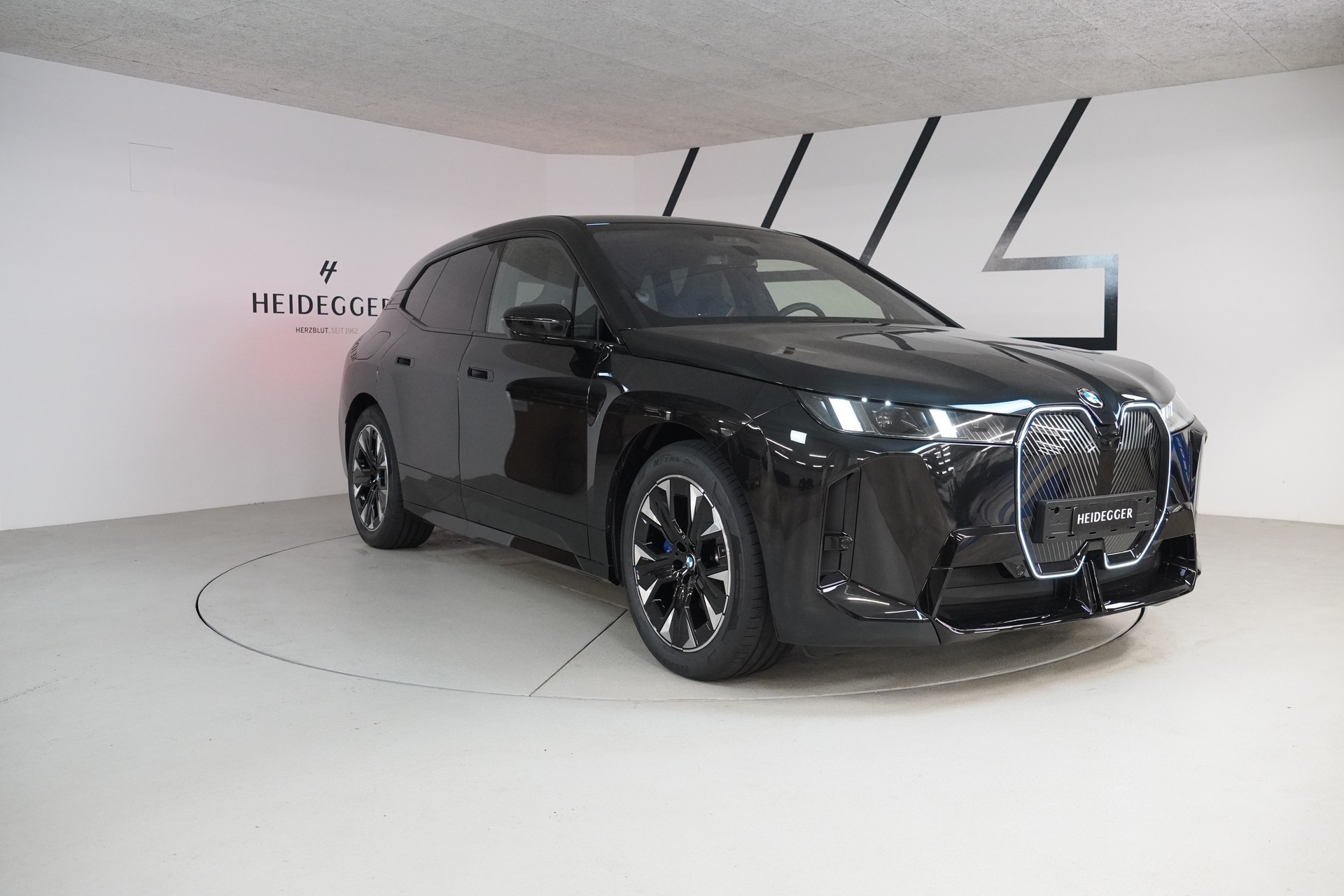 BMW iX xDrive45 M Sport-showroom-element-3