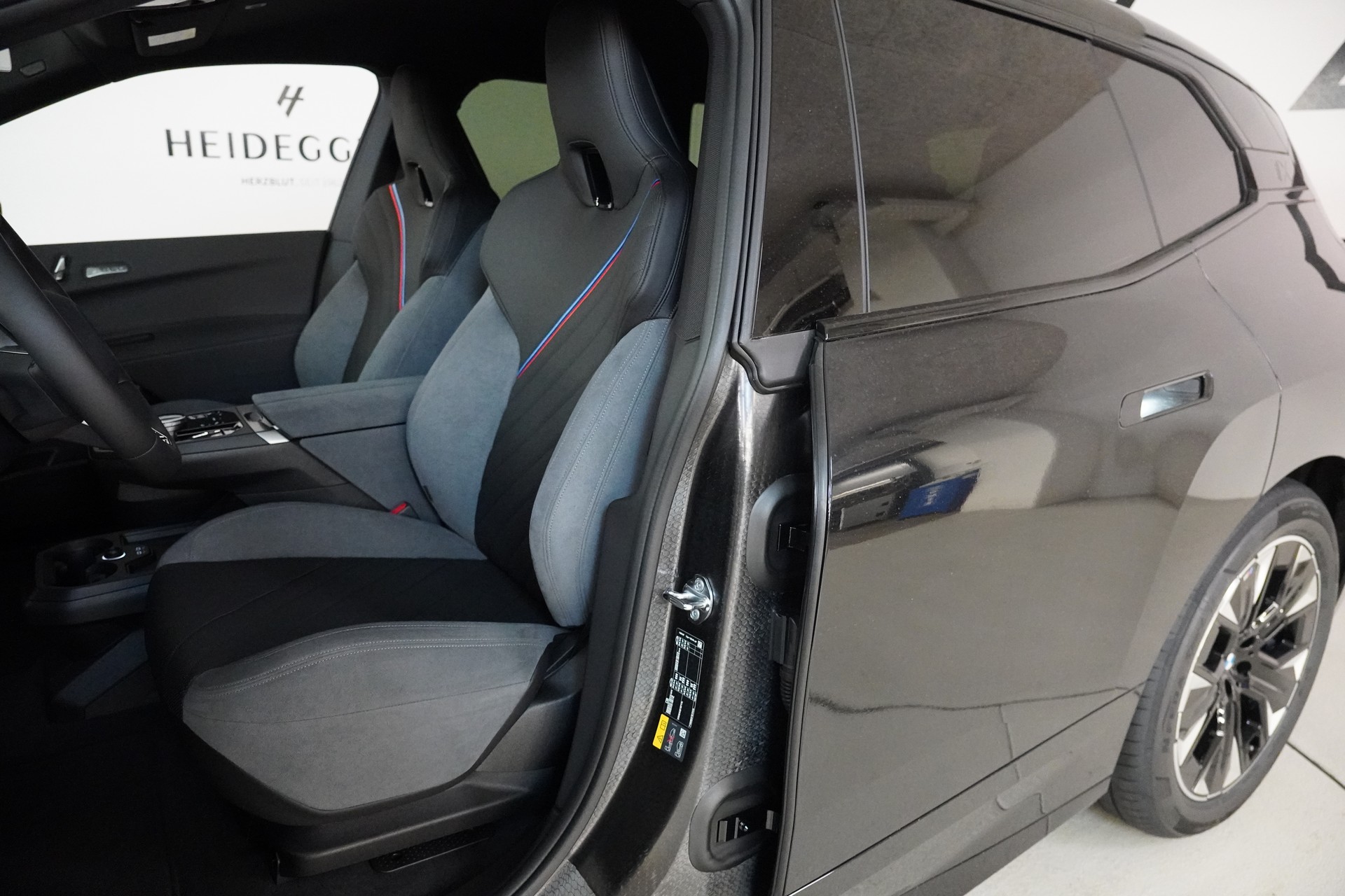 BMW iX xDrive45 M Sport-image-12