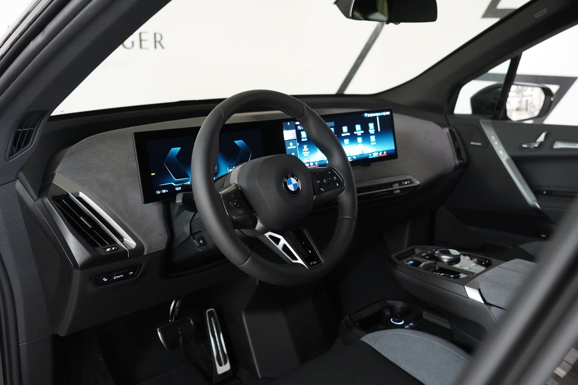 BMW iX xDrive45 M Sport-image-23