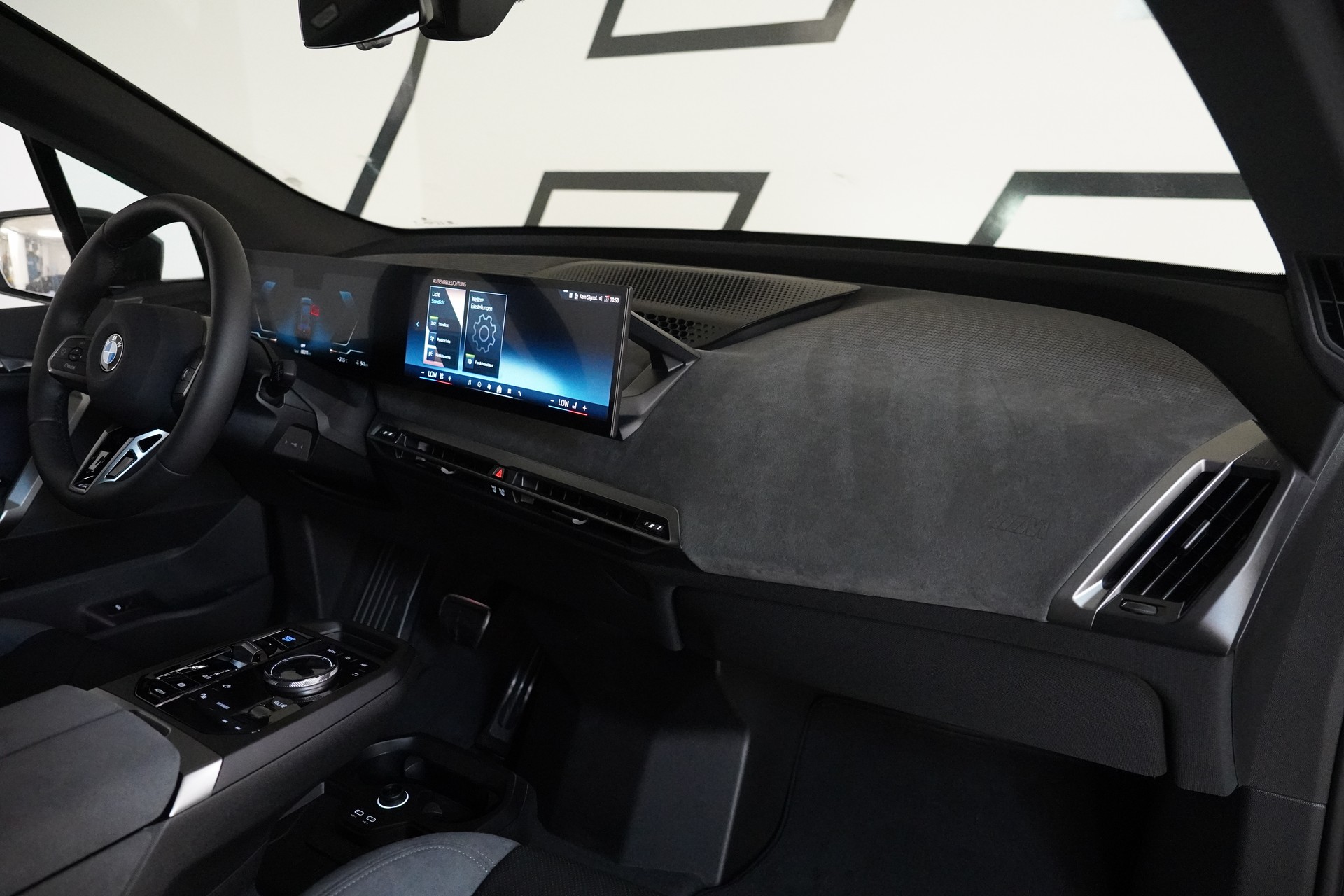 BMW iX xDrive45 M Sport-image-17