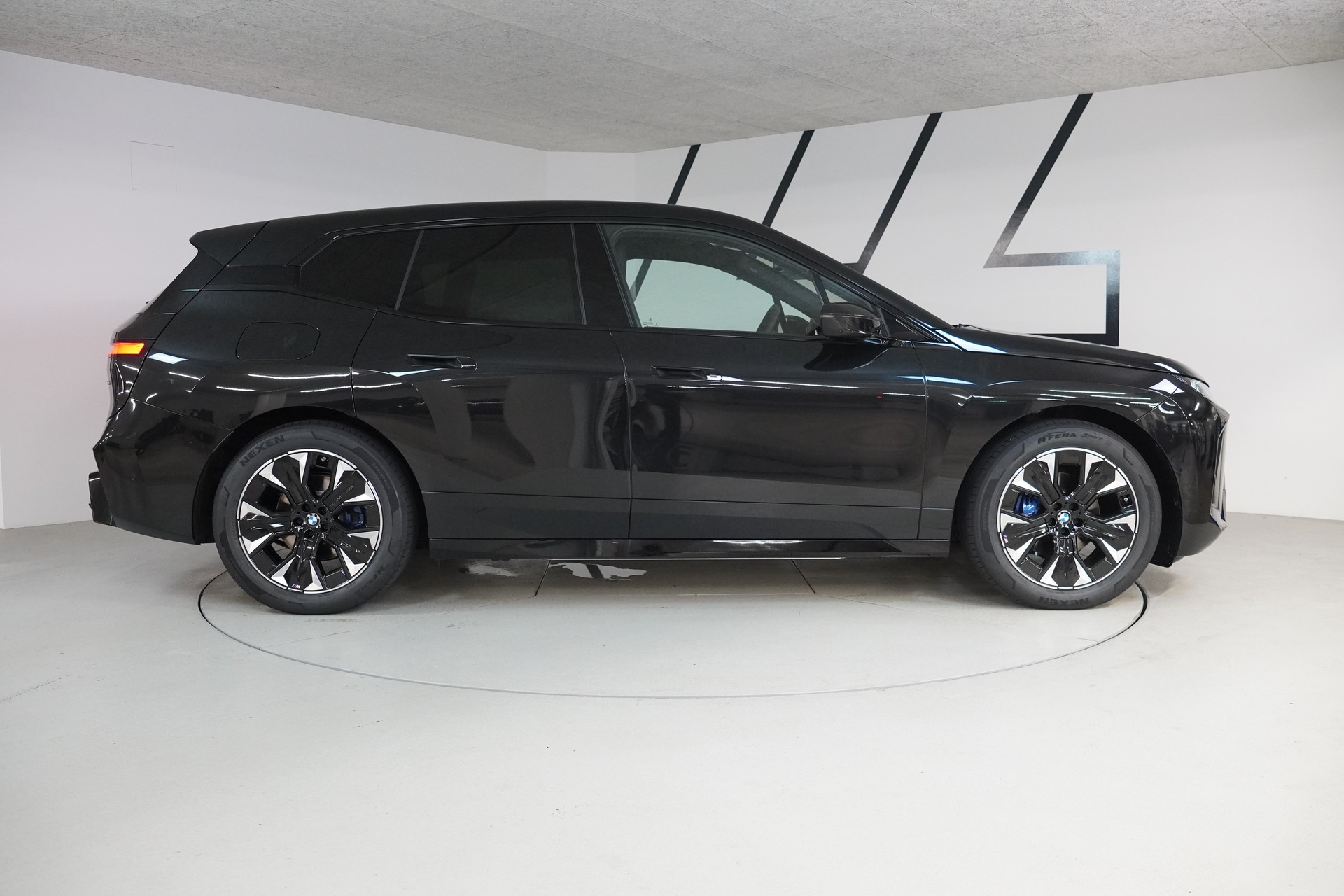 BMW iX xDrive45 M Sport-image-8
