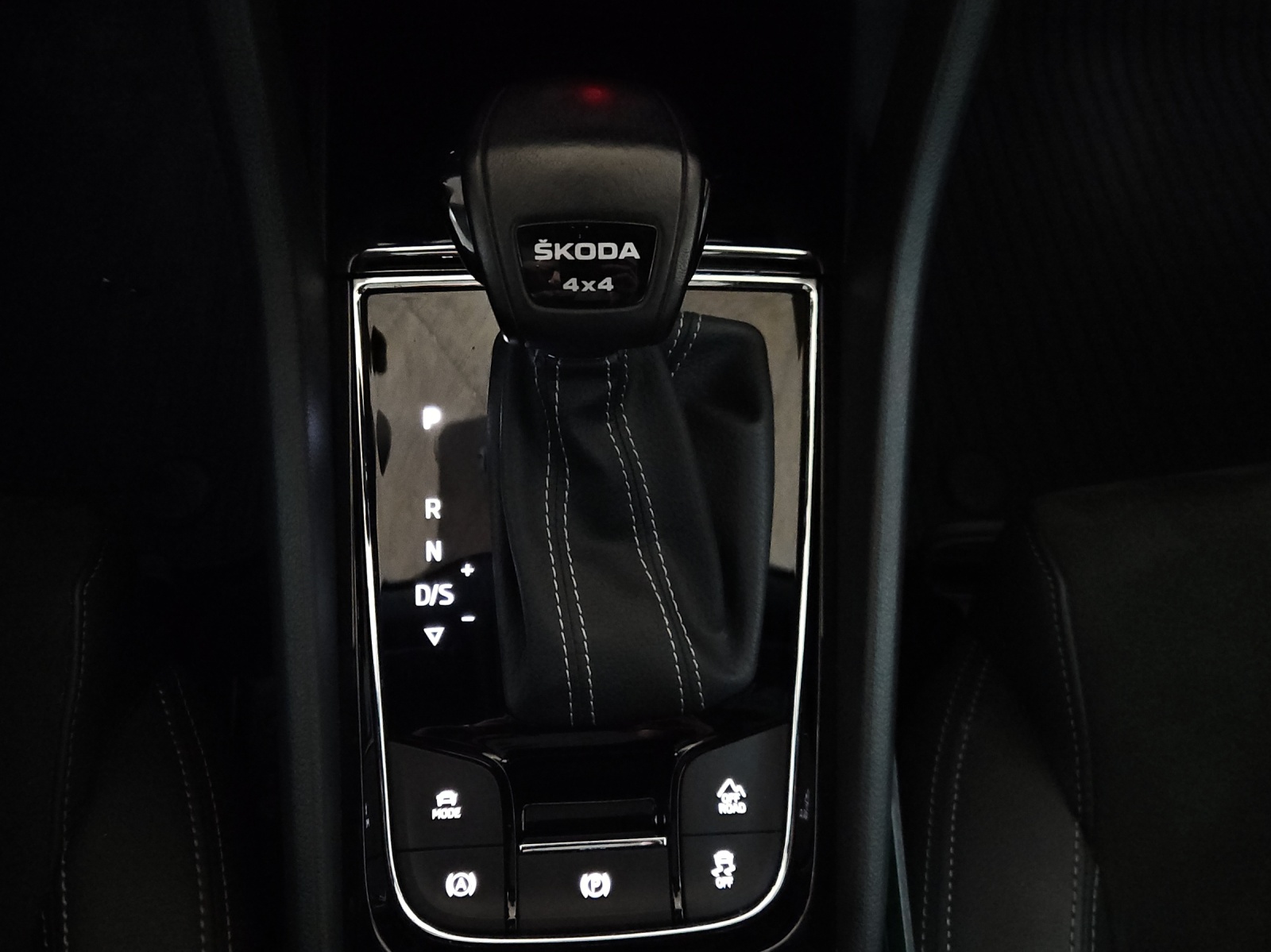 SKODA Karoq 2.0 TSI SportLine 4x4 DSG-image-19