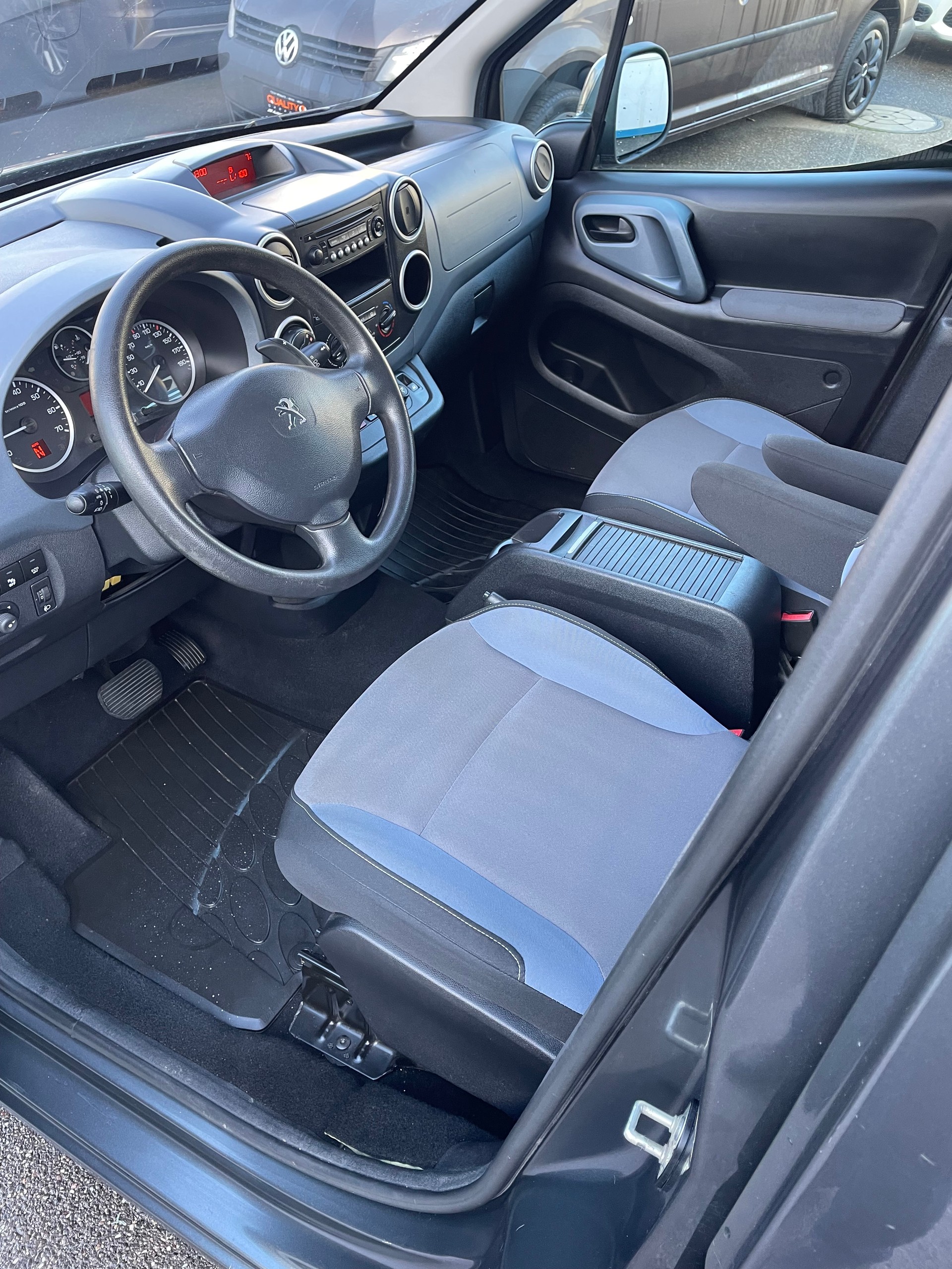 PEUGEOT Partner 1.6 e-HDI Active EGS6-image-6
