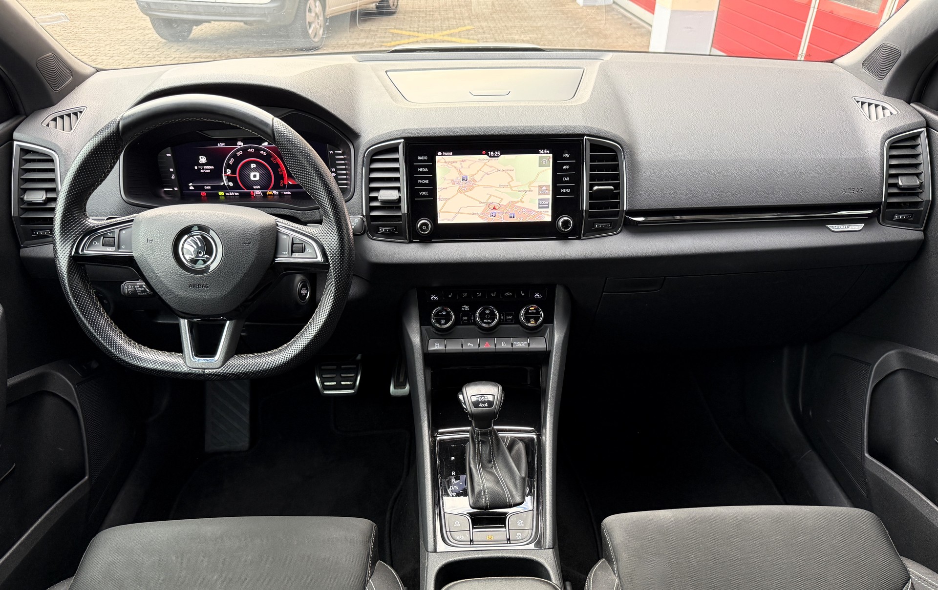 SKODA Karoq 2.0 TDI SCR SportLine 4x4 DSG-image-8
