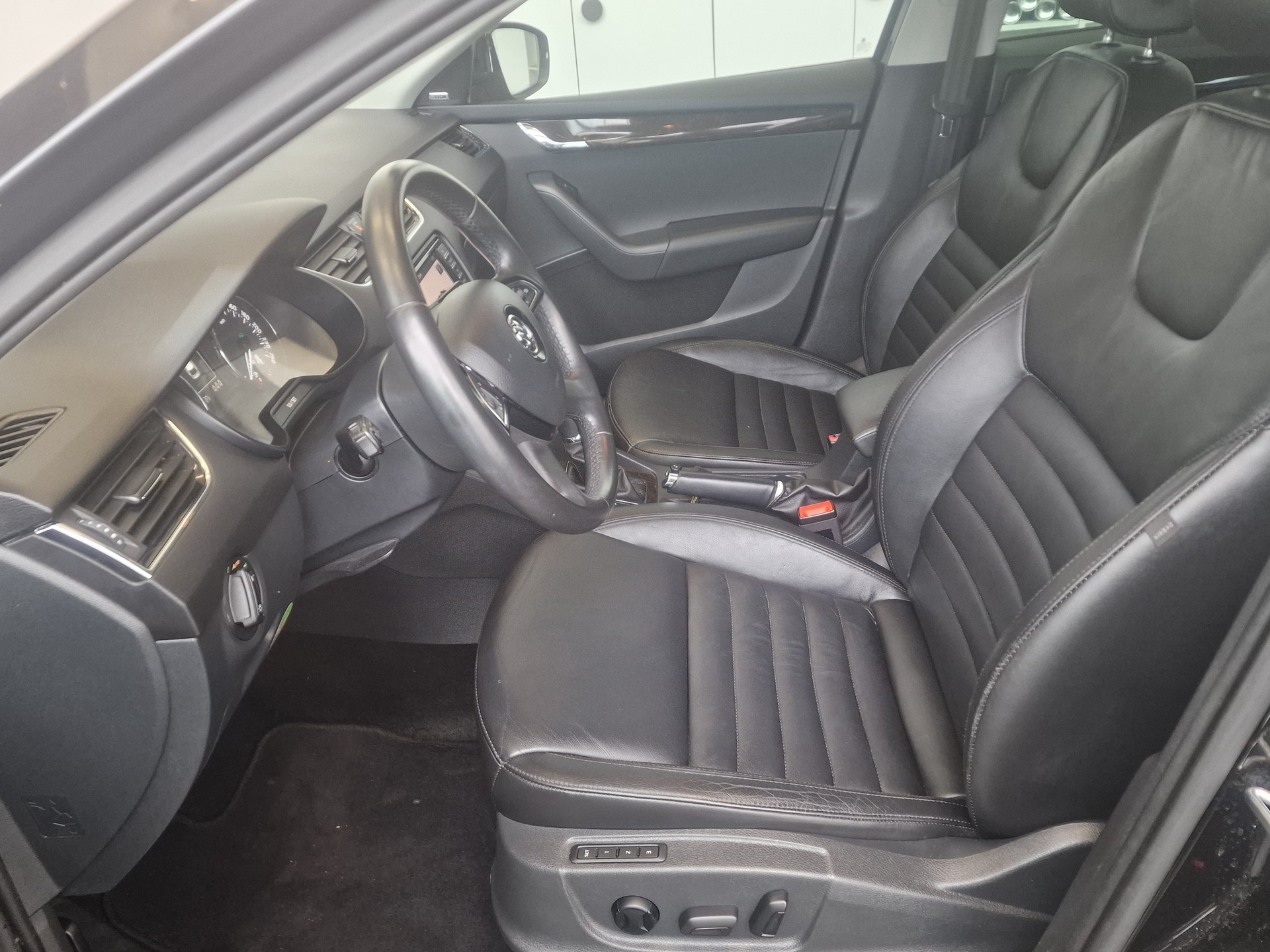 SKODA Octavia Combi 1.6 TDI Swiss Edition DSG-image-11