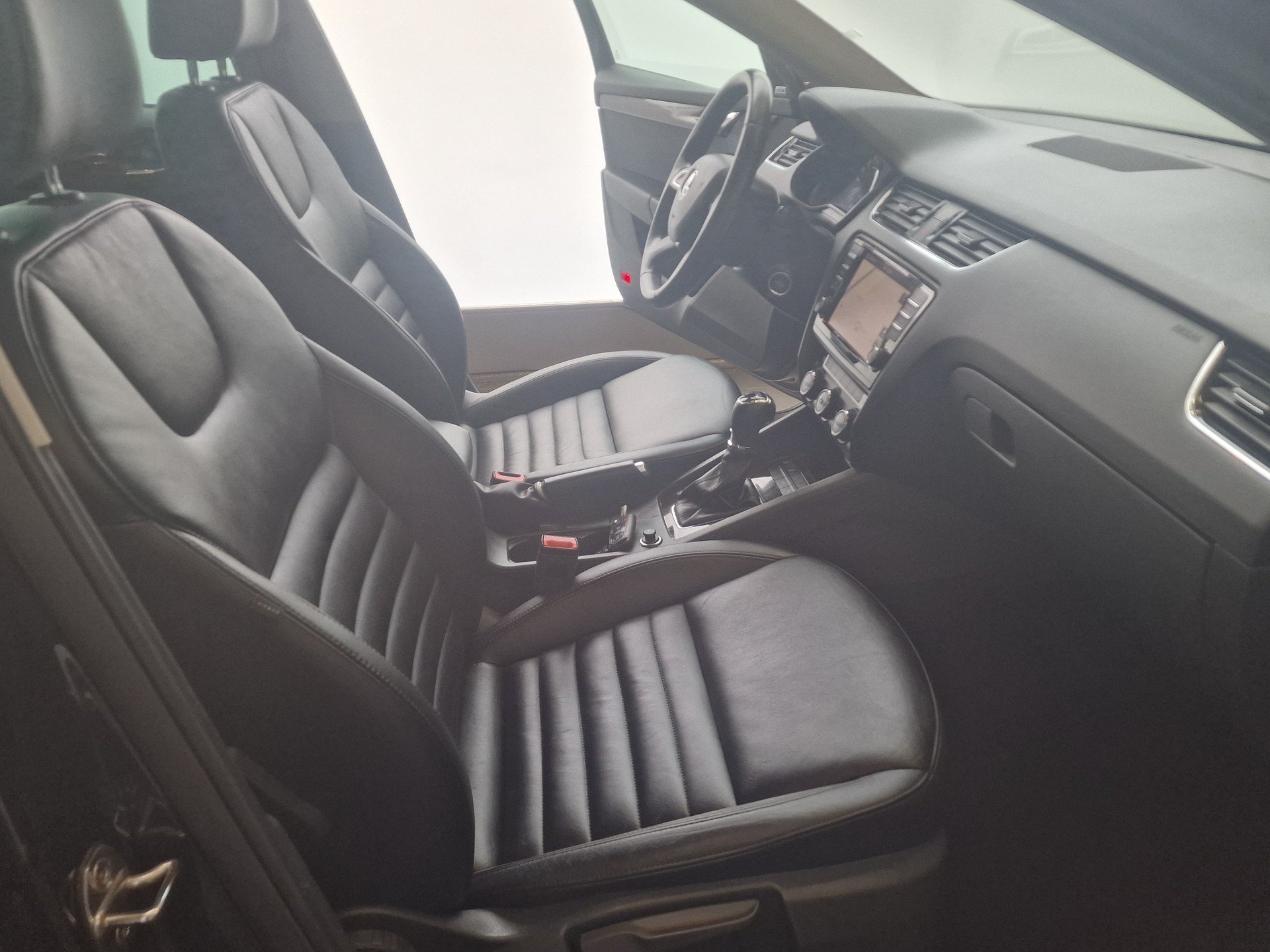 SKODA Octavia Combi 1.6 TDI Swiss Edition DSG-image-13