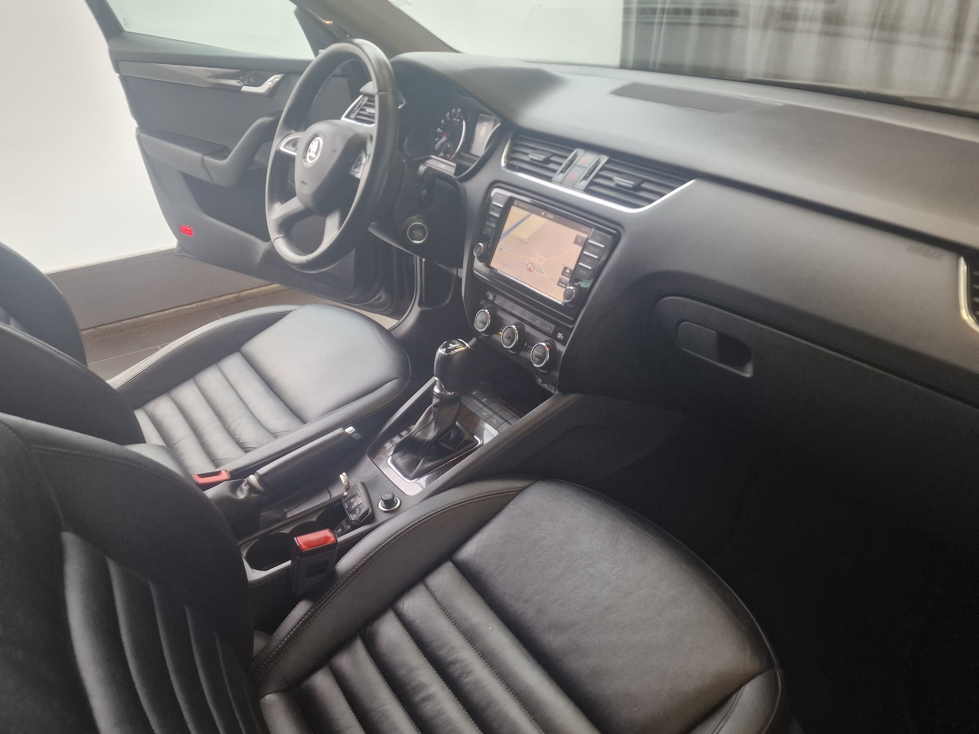 SKODA Octavia Combi 1.6 TDI Swiss Edition DSG-image-12