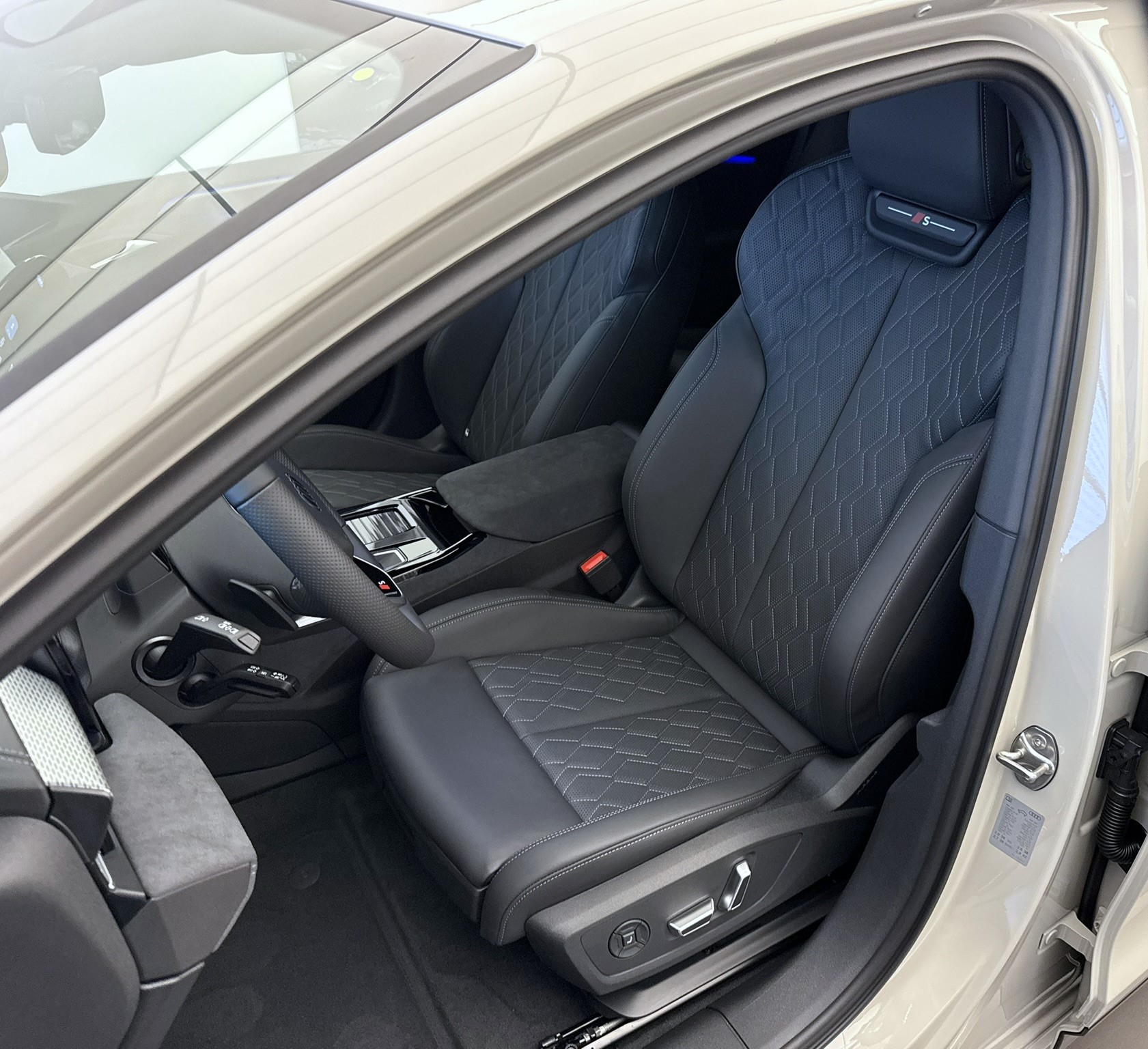 AUDI A6 Sportback e-tron quattro-image-4