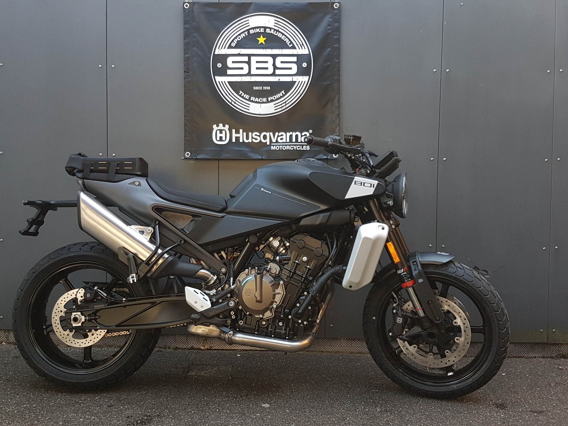 HUSQVARNA Svartpilen 801-showroom-element-1