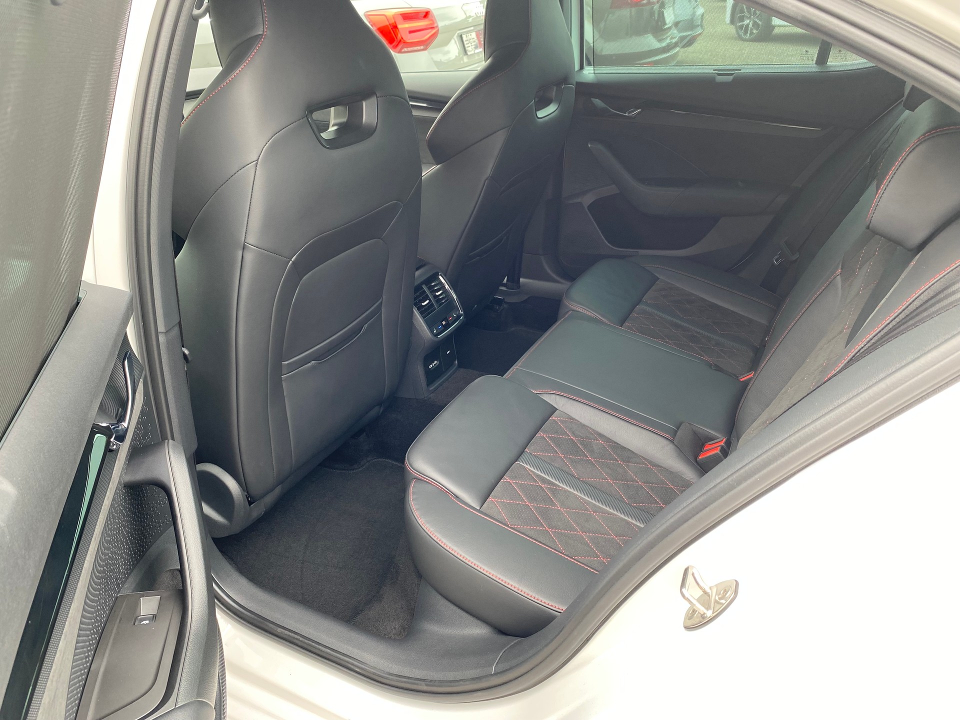SKODA Octavia Limousine 2.0TSI 245PS RS Edition DSG **Top-Ausstattung**-image-7