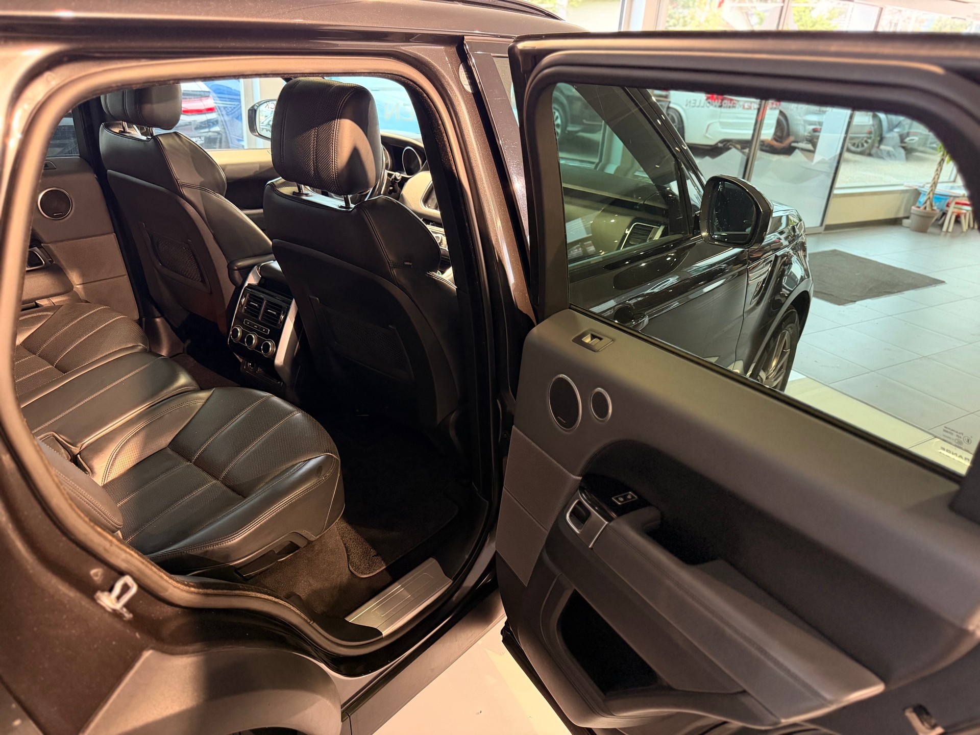LAND ROVER Range Rover Sport 3.0 SDV6 SE Automatic 7-Sitzer-image-21
