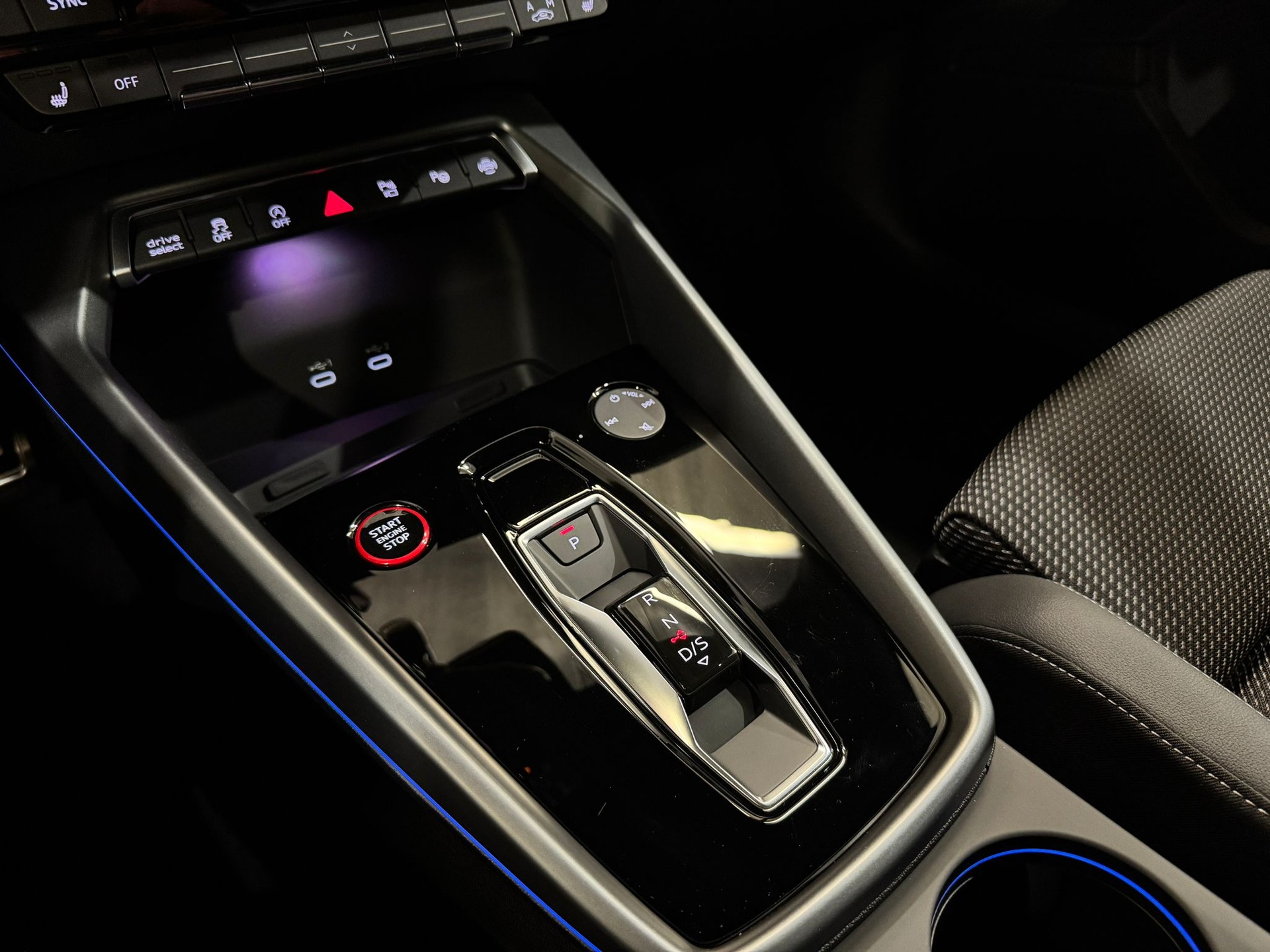 AUDI S3 Sportback TFSI quattro S-tronic-image-11