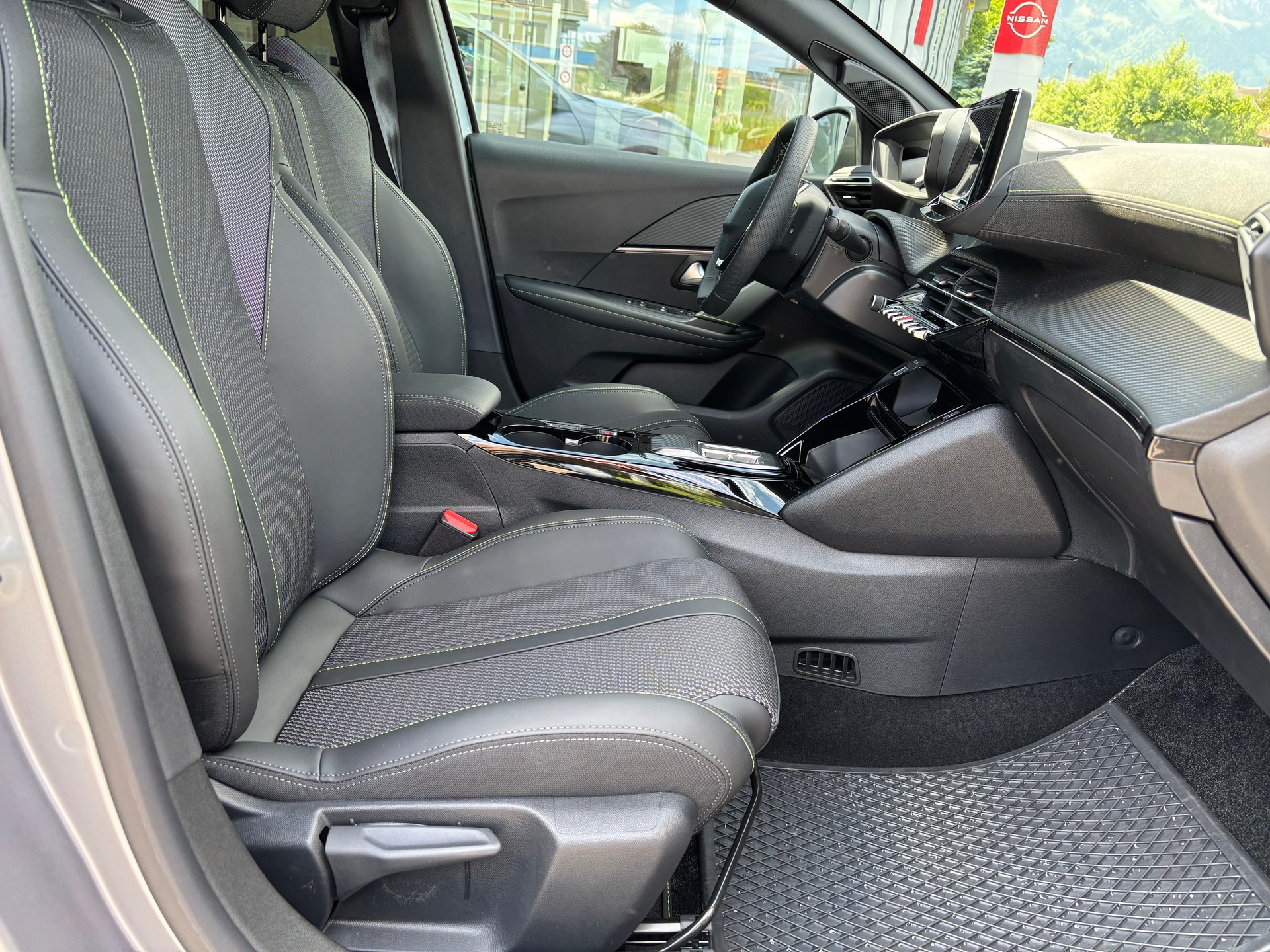 PEUGEOT 208 1.2 MHEV 145 GT-image-7