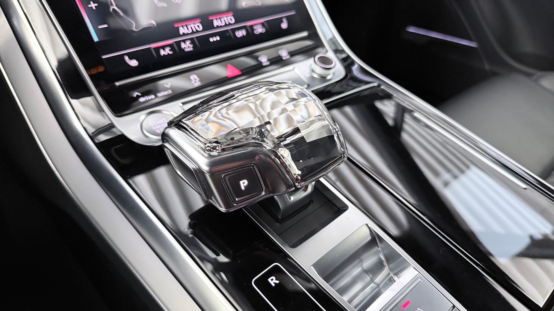 AUDI Q7 3.0 50 TDI S Line quattro T-Tronic-image-15