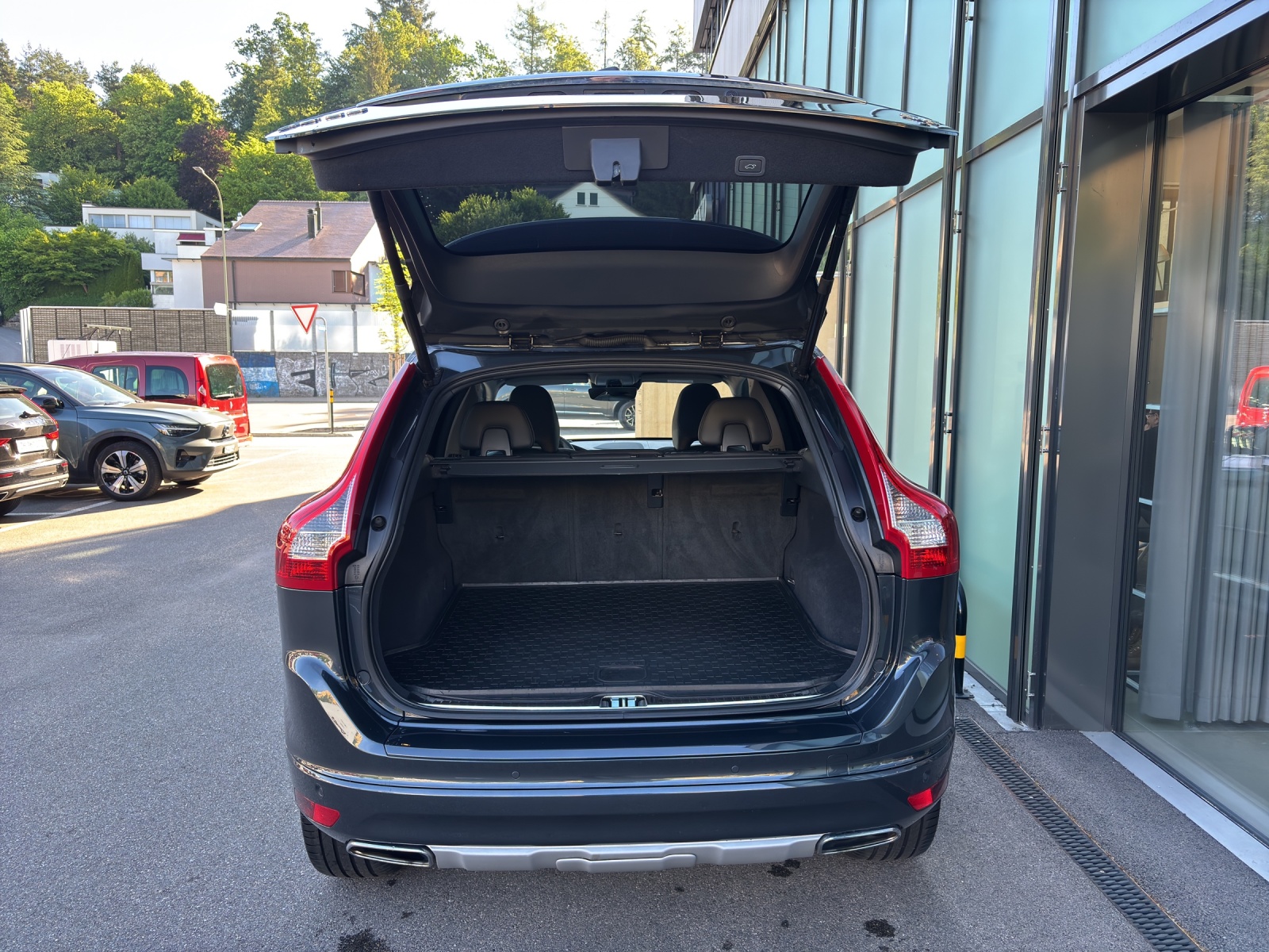 VOLVO XC60 2.4 D5 Summum AWD S/S-image-11