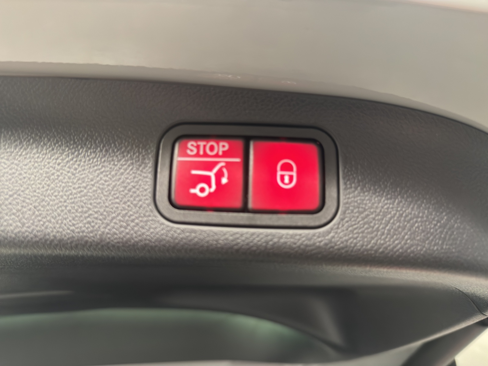 MERCEDES-BENZ GLB 220 4Matic-image-11